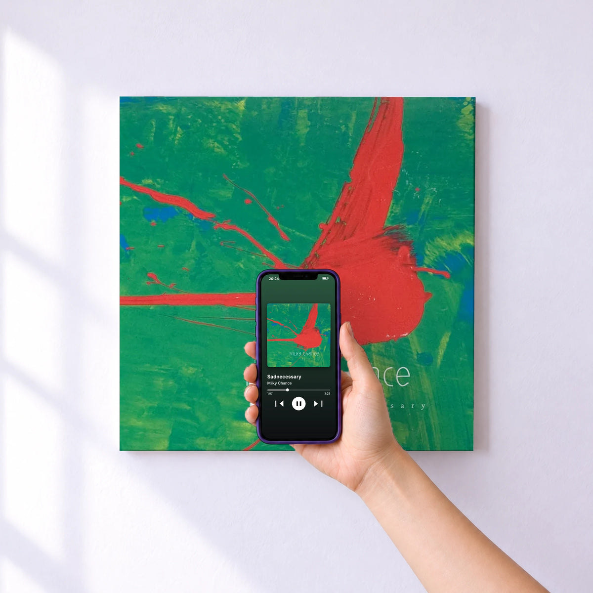 Affiche connectée Sadnecessary de Milky Chance au mur : l'album se lance en approchant le téléphone