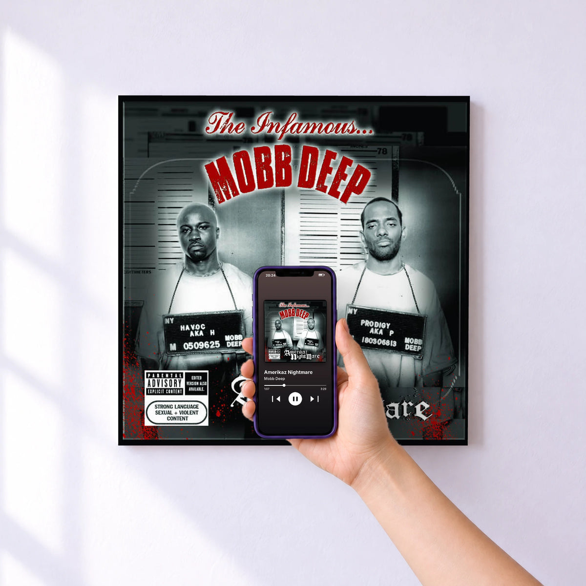 Affiche connectée Amerikaz Nightmare de Mobb Deep au mur : l'album se lance en approchant le téléphone