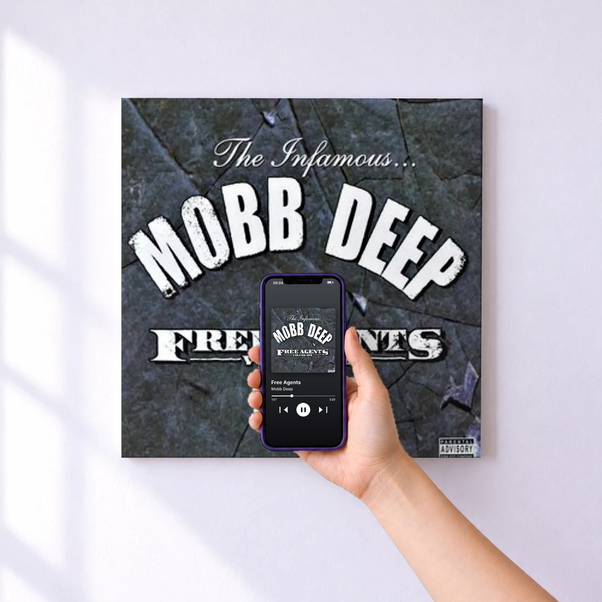 Affiche connectée Free Agents de Mobb Deep au mur : l'album se lance en approchant le téléphone