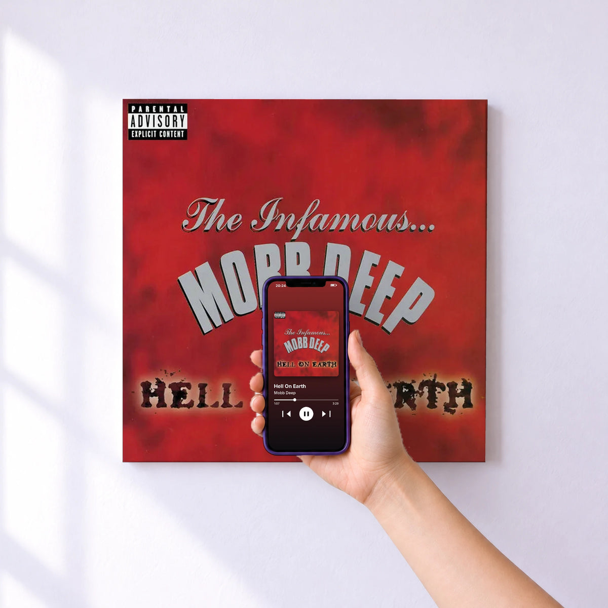 Affiche connectée Hell On Earth de Mobb Deep au mur : l'album se lance en approchant le téléphone
