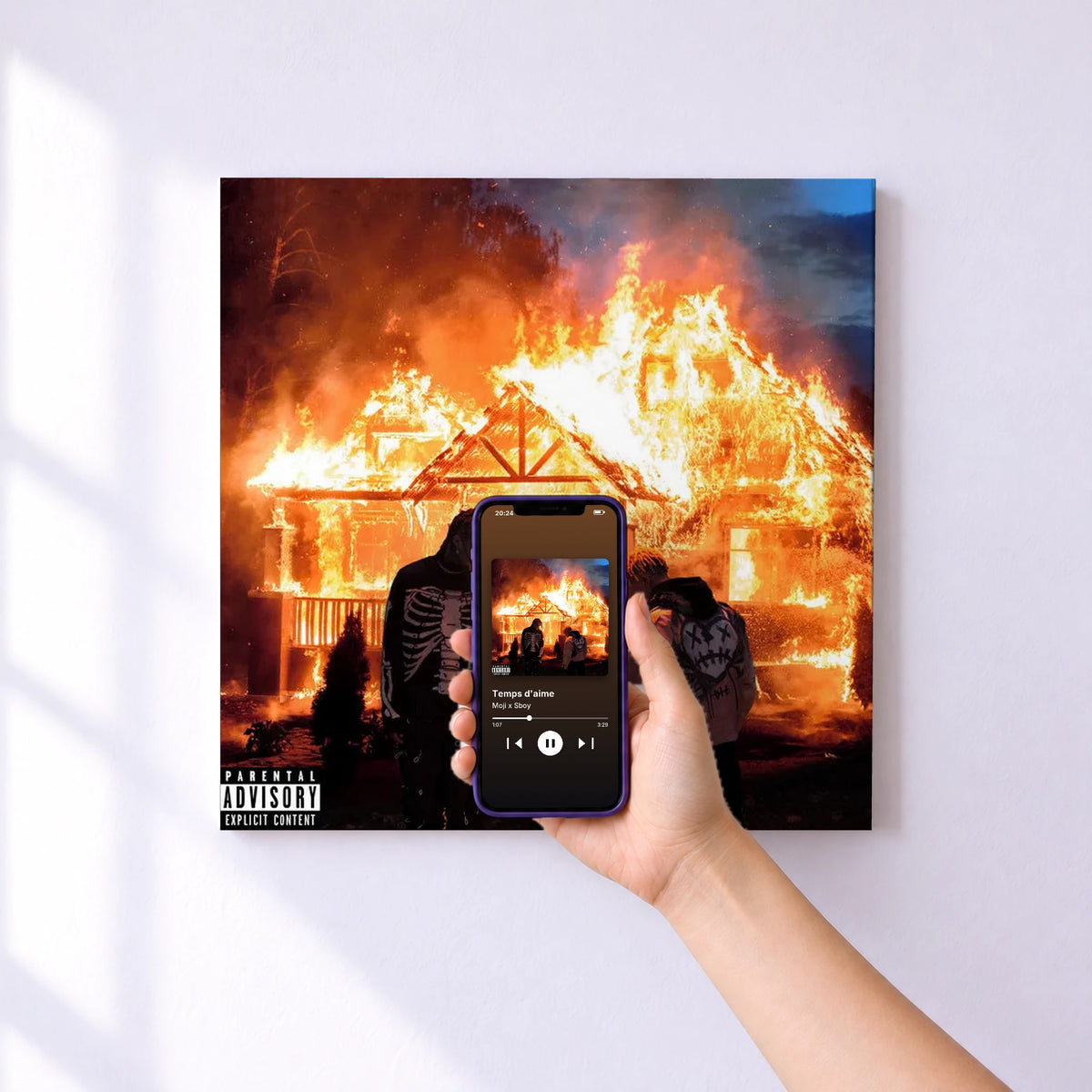 Affiche connectée Temps d'aime de Moji x Sboy au mur : l'album se lance en approchant le téléphone