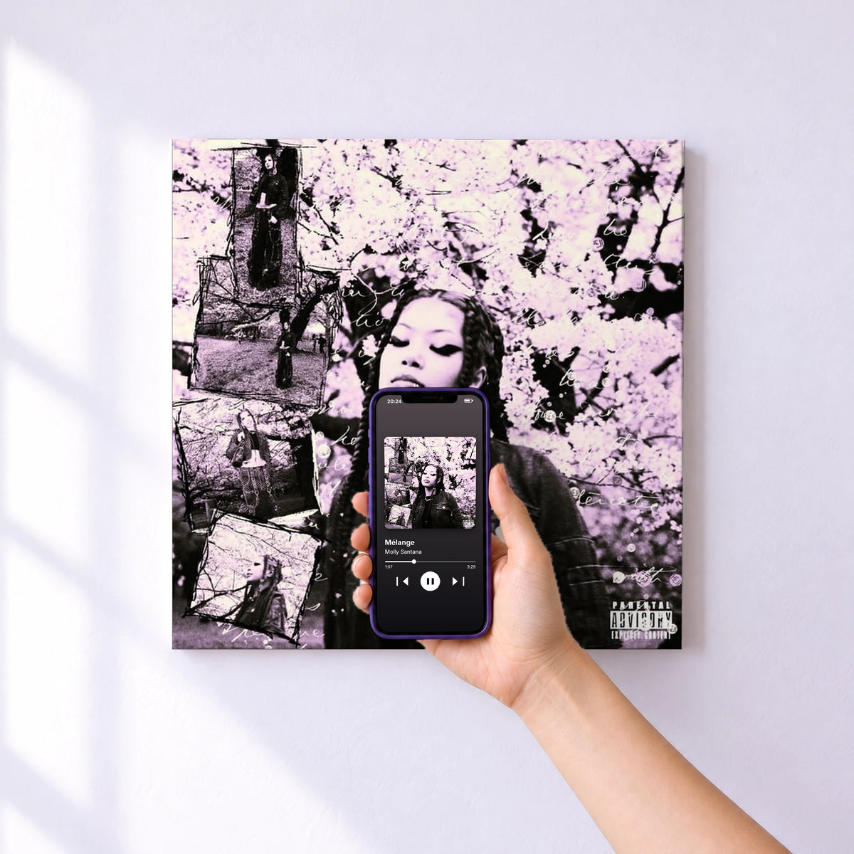 Affiche connectée Mélange de Molly Santana au mur : l'album se lance en approchant le téléphone