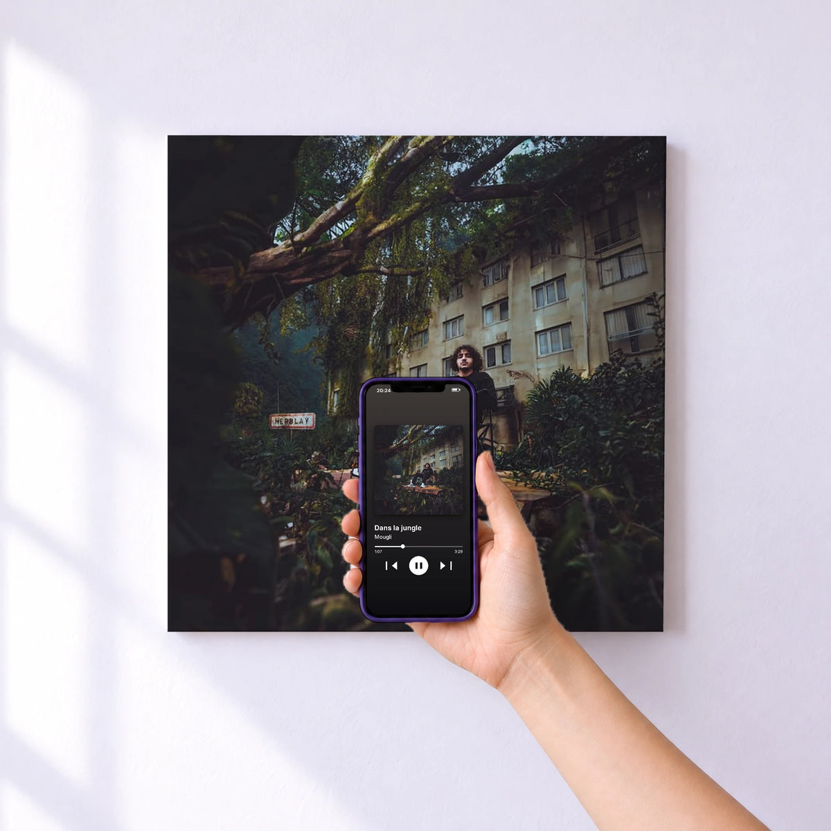 Affiche connectée Dans la jungle de Mougli au mur : l'album se lance en approchant le téléphone