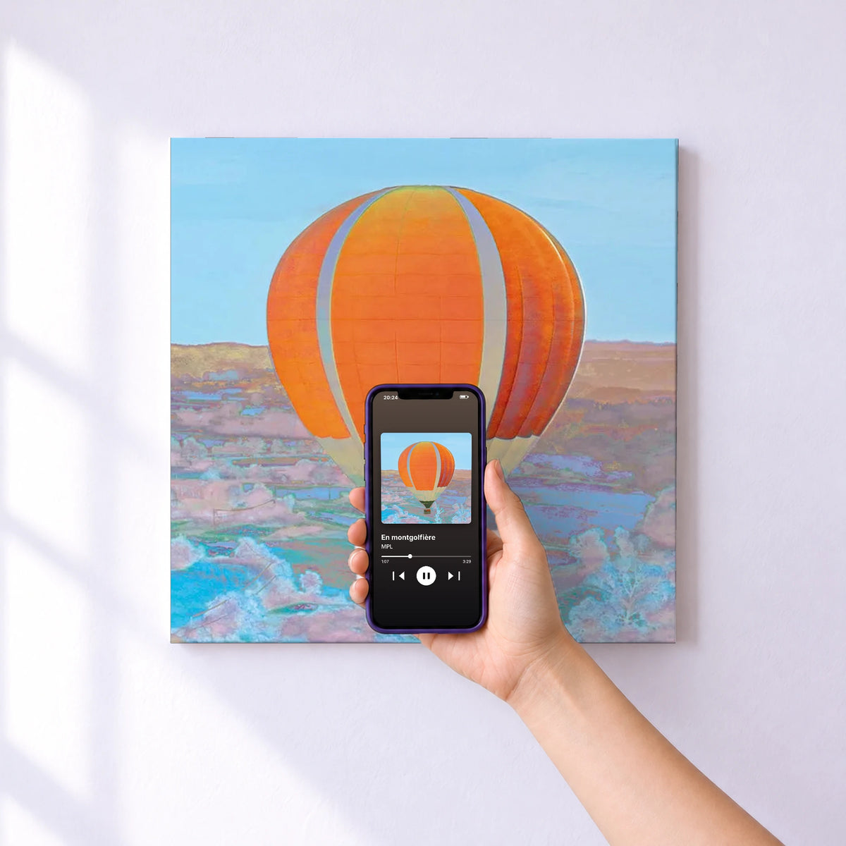 Affiche connectée En montgolfière de MPL au mur : l'album se lance en approchant le téléphone