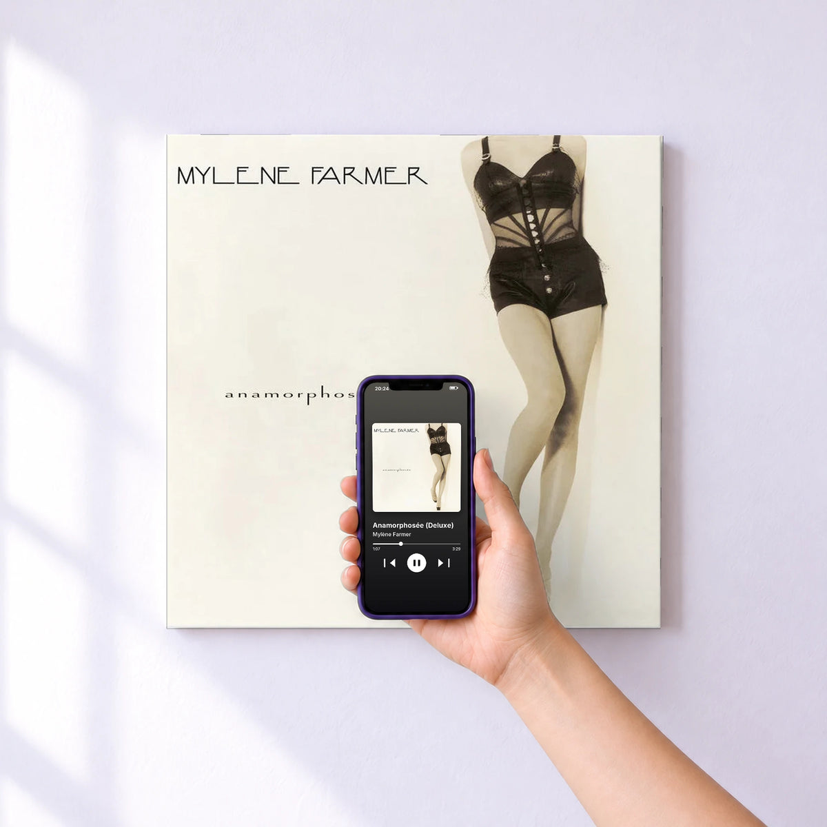 Affiche connectée Anamorphosée (Deluxe) de Mylène Farmer au mur : l'album se lance en approchant le téléphone