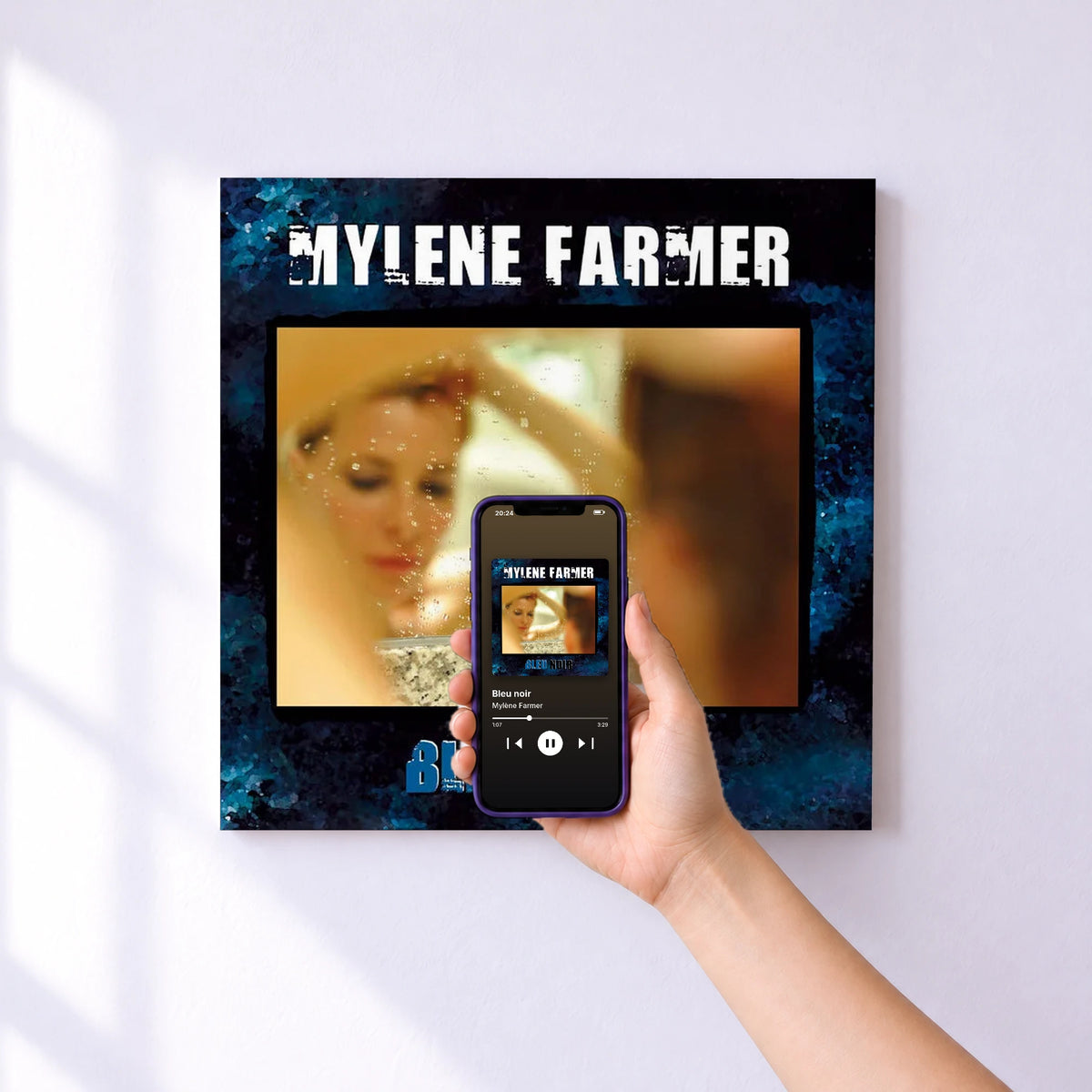 Affiche connectée Bleu noir de Mylène Farmer au mur : l'album se lance en approchant le téléphone