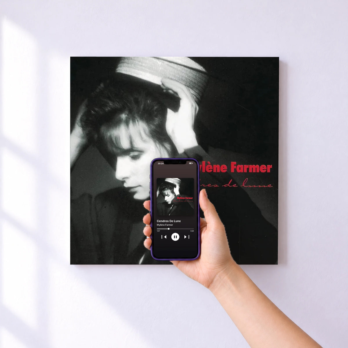 Affiche connectée Cendres De Lune de Mylène Farmer au mur : l'album se lance en approchant le téléphone