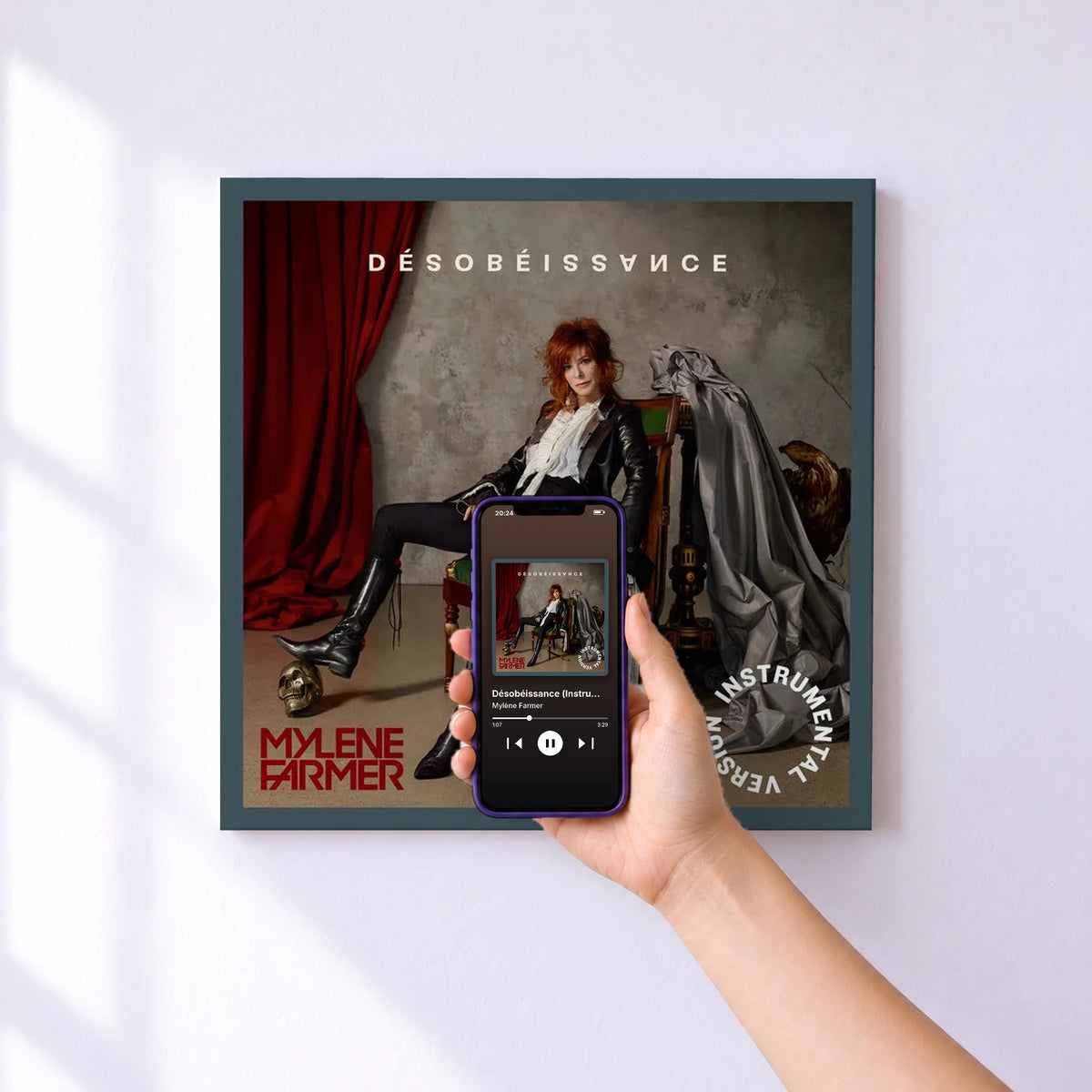 Affiche connectée Désobéissance (Instrumental Version) de Mylène Farmer au mur : l'album se lance en approchant le téléphone