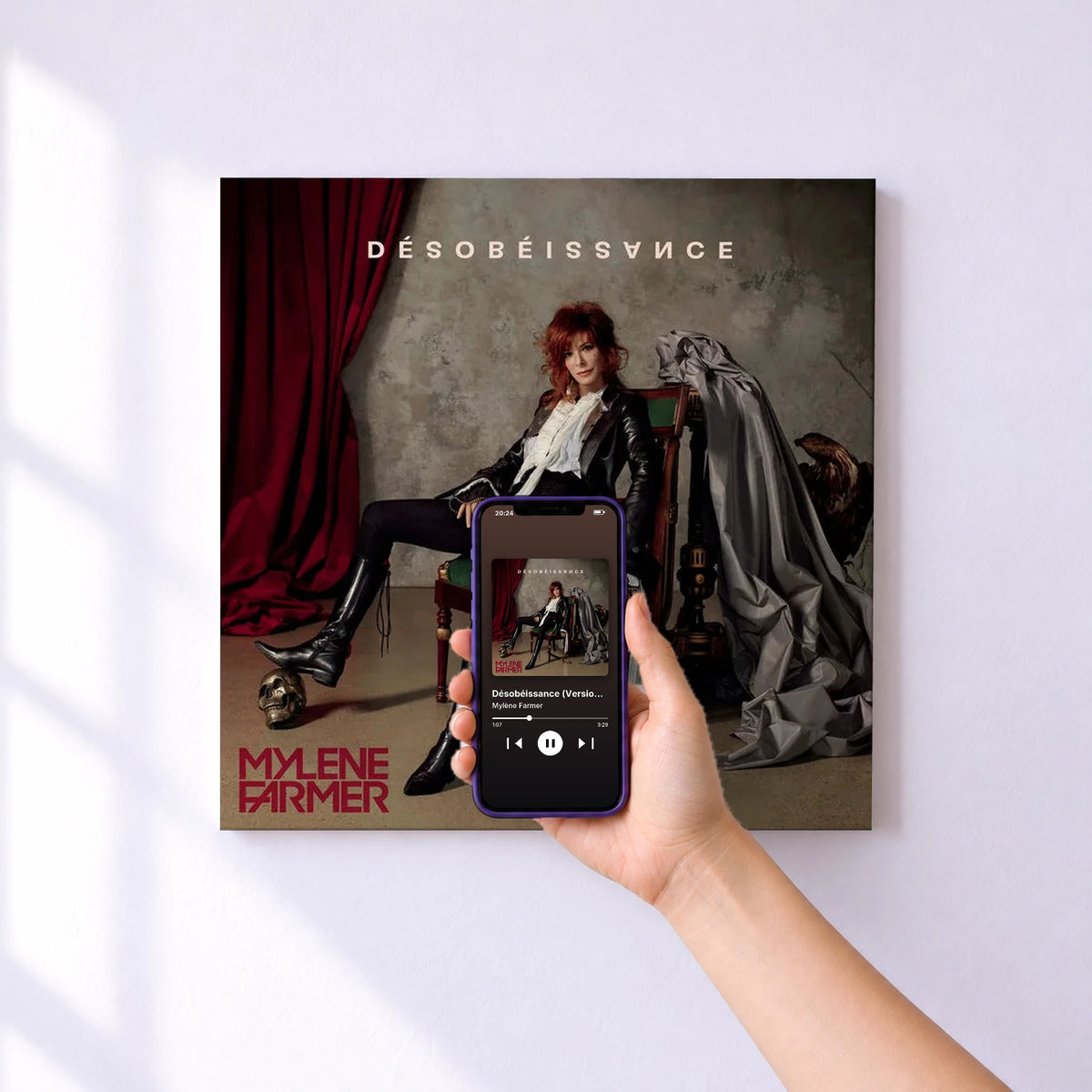 Affiche connectée Désobéissance (Version deluxe) de Mylène Farmer au mur : l'album se lance en approchant le téléphone