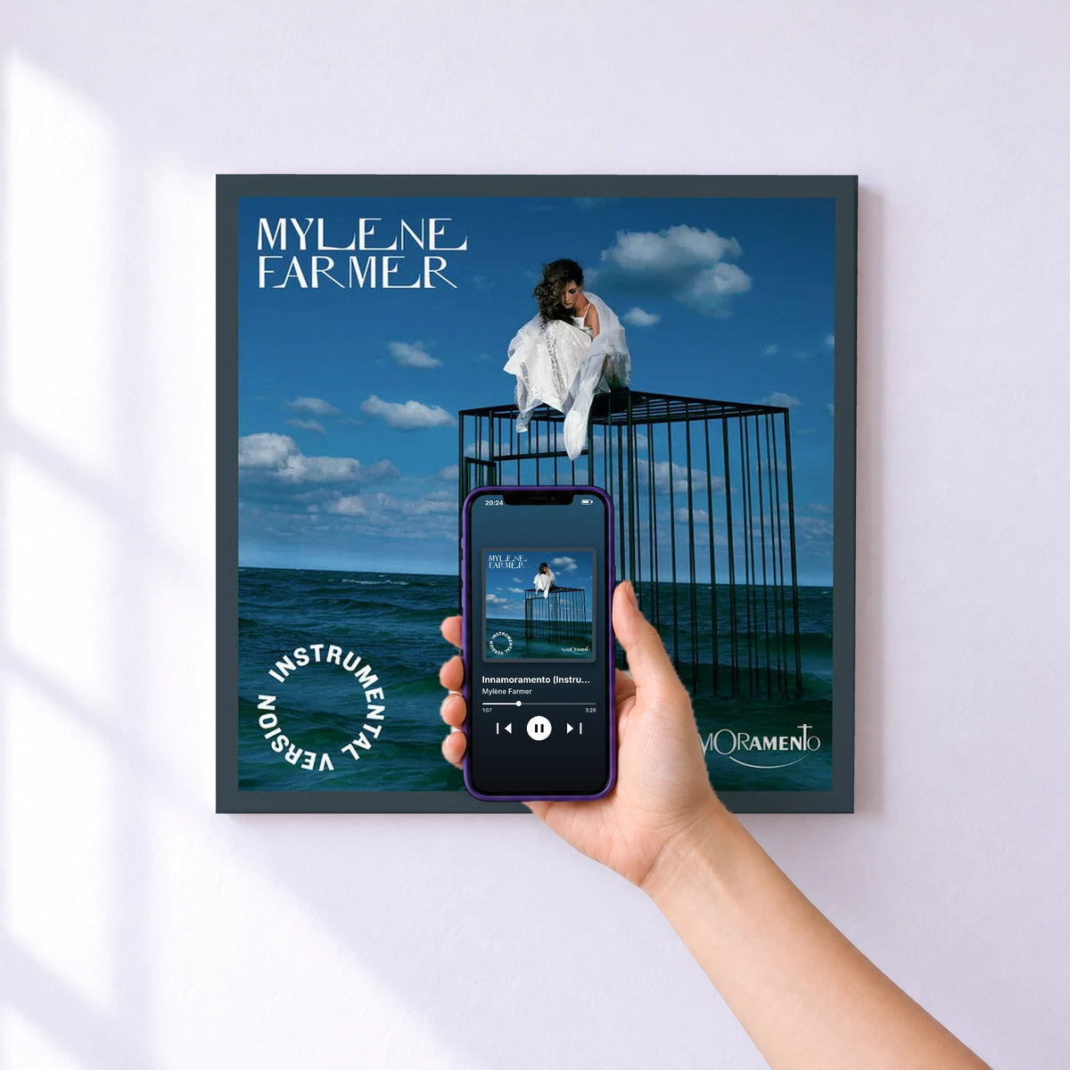 Affiche connectée Innamoramento (Instrumental Version) de Mylène Farmer au mur : l'album se lance en approchant le téléphone