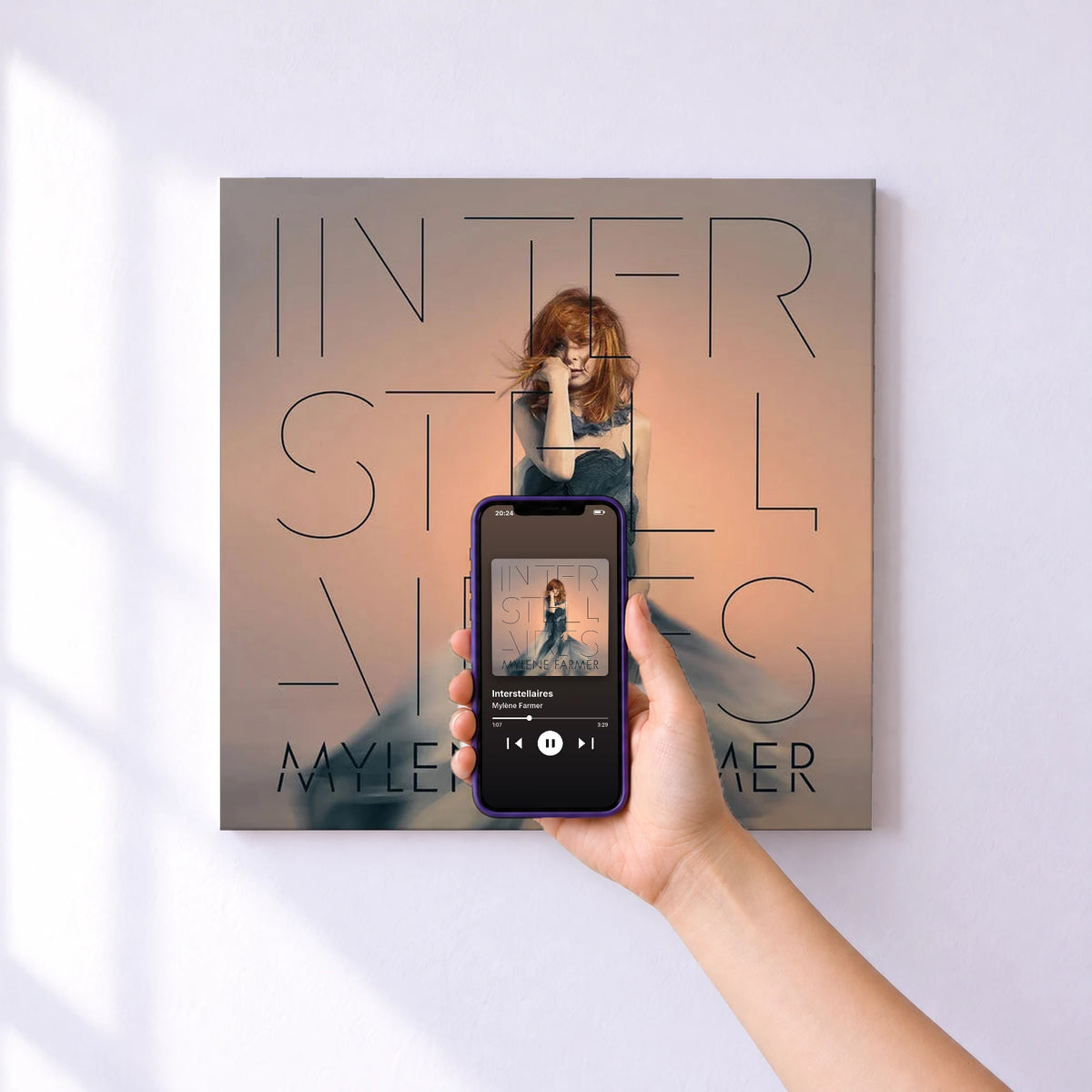 Affiche connectée Interstellaires de Mylène Farmer au mur : l'album se lance en approchant le téléphone