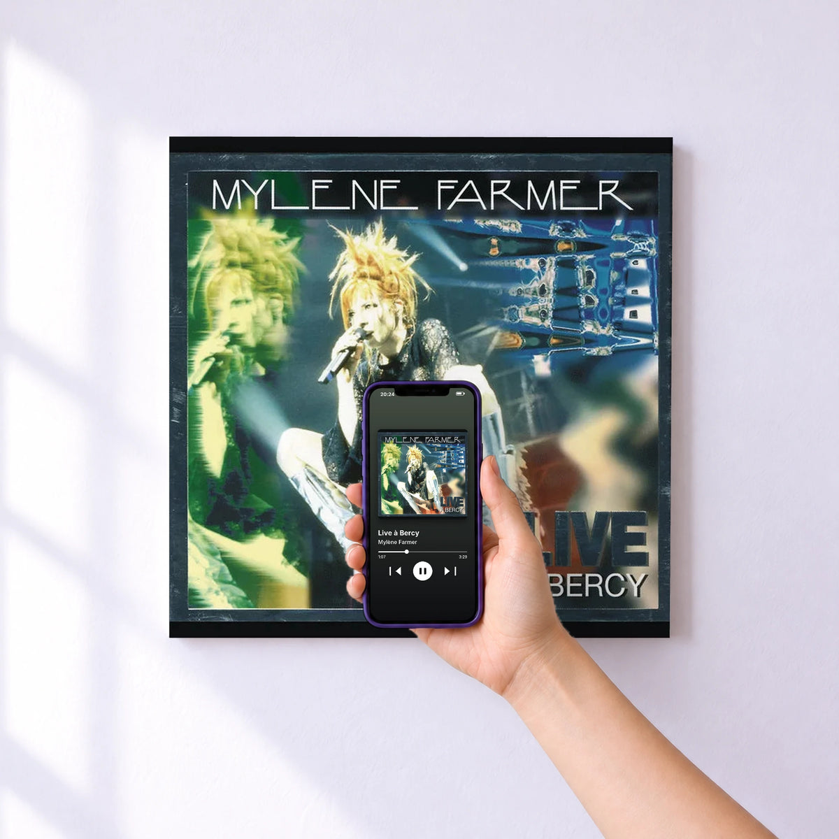 Affiche connectée Live à Bercy de Mylène Farmer au mur : l'album se lance en approchant le téléphone