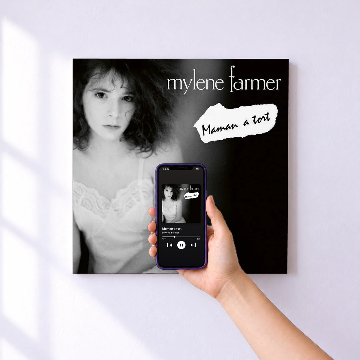 Affiche connectée Maman a tort de Mylène Farmer au mur : l'album se lance en approchant le téléphone