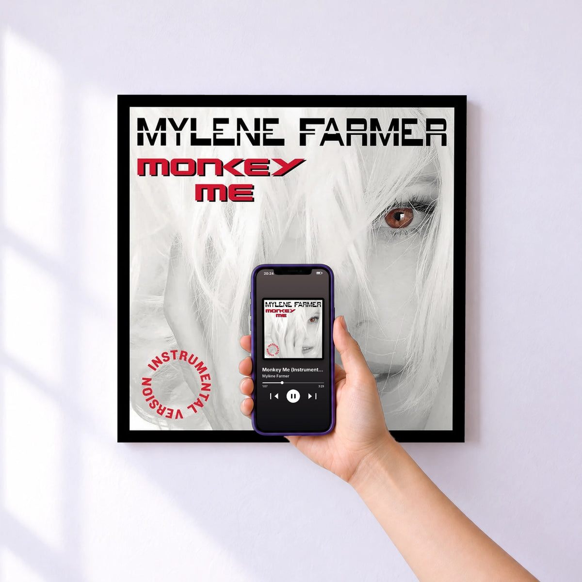 Affiche connectée Monkey Me (Instrumental Version) de Mylène Farmer au mur : l'album se lance en approchant le téléphone