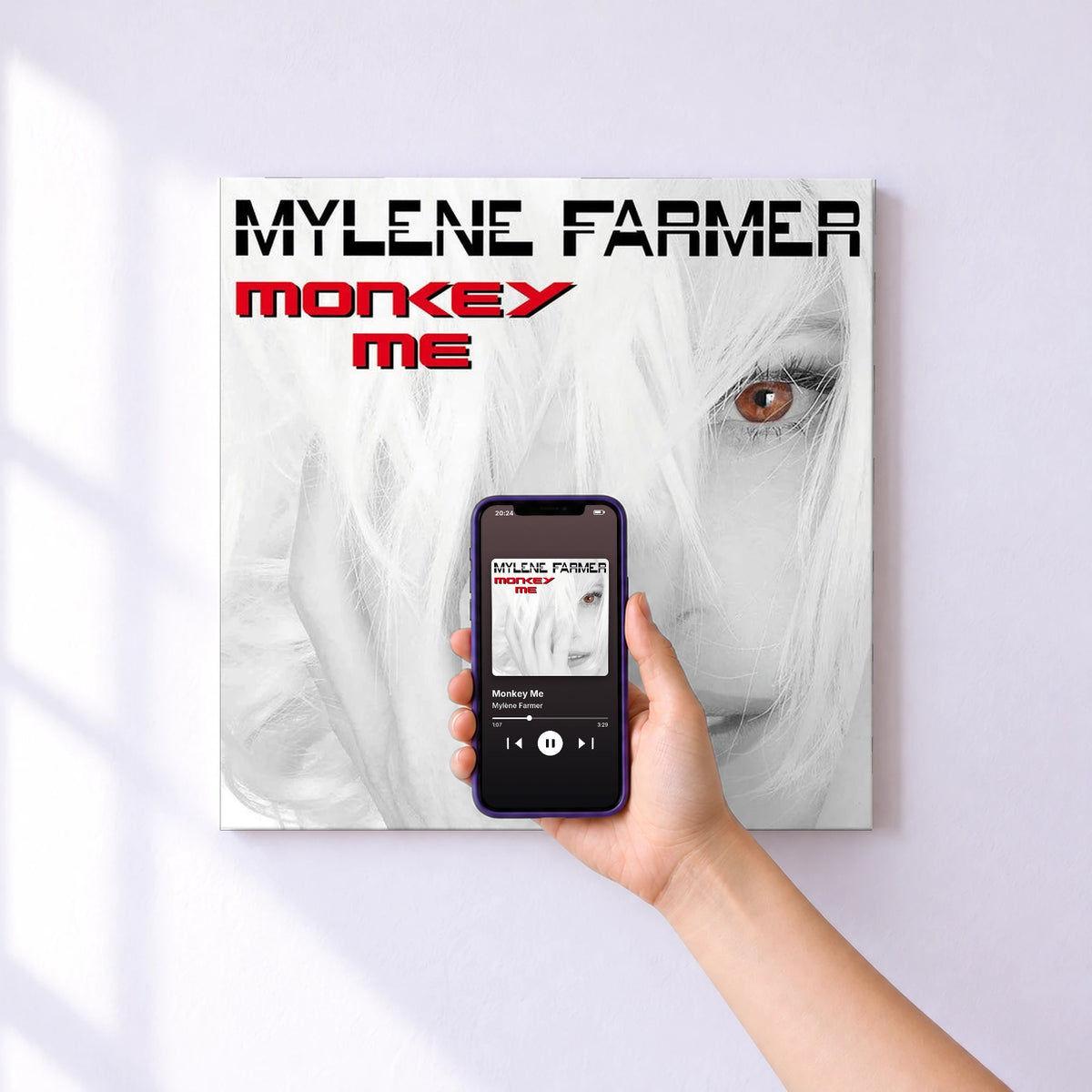 Affiche connectée Monkey Me de Mylène Farmer au mur : l'album se lance en approchant le téléphone