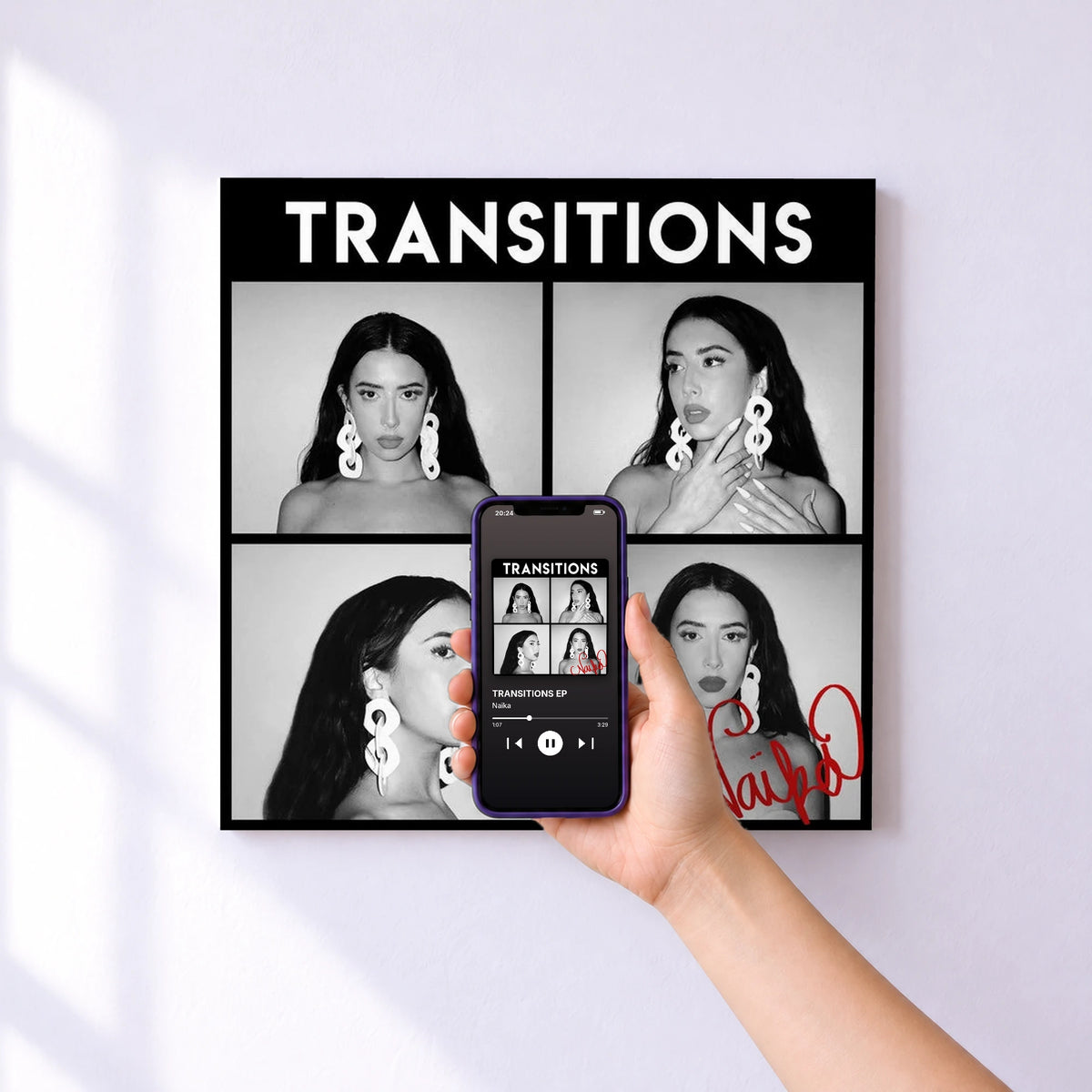 Affiche connectée TRANSITIONS EP de Naïka au mur : l'album se lance en approchant le téléphone