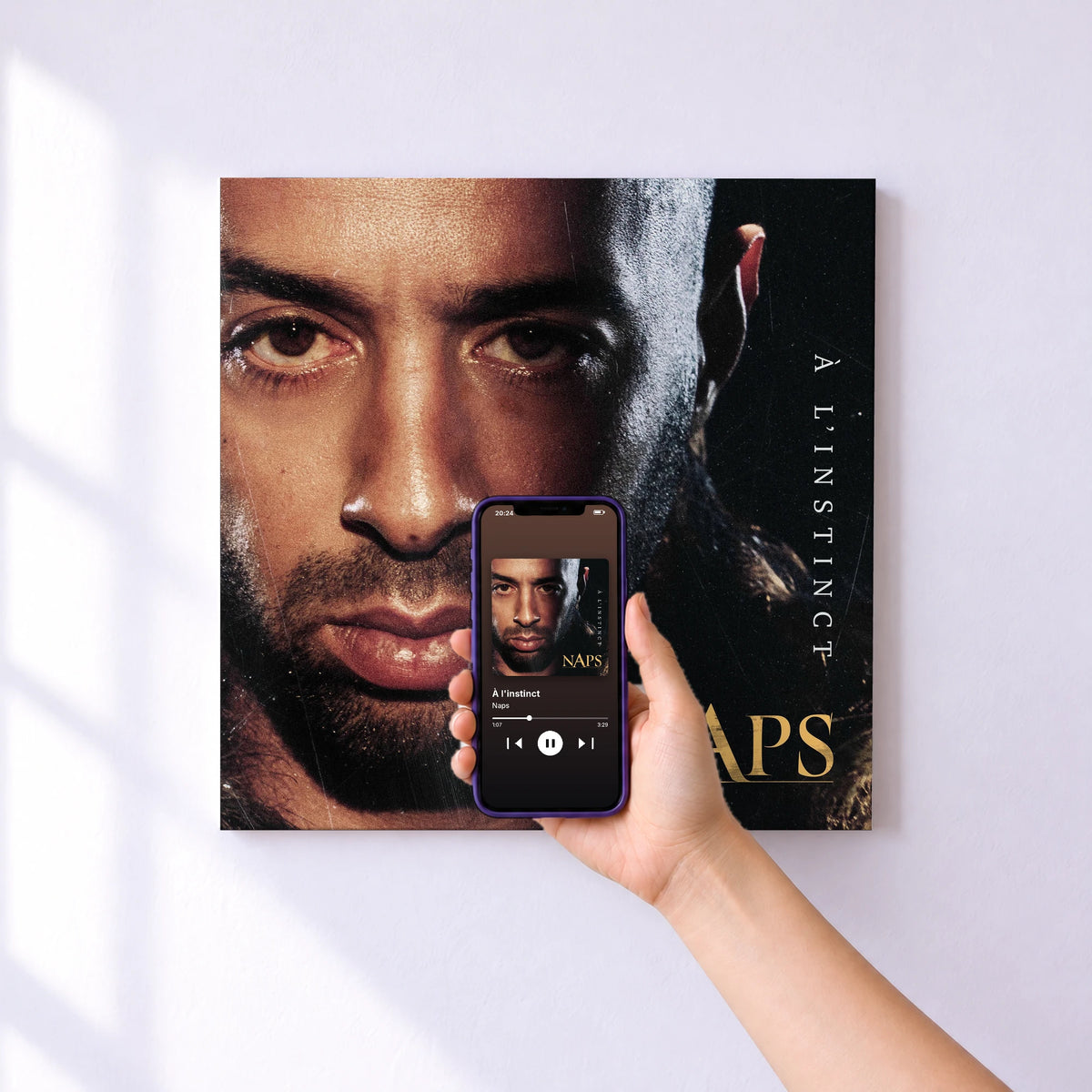 Affiche connectée À l'instinct de Naps au mur : l'album se lance en approchant le téléphone