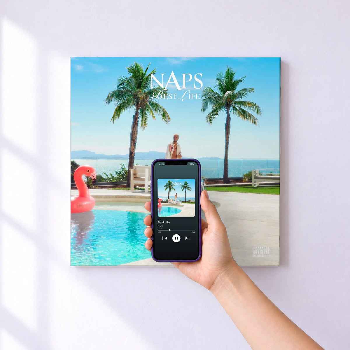 Affiche connectée Best Life de Naps au mur : l'album se lance en approchant le téléphone