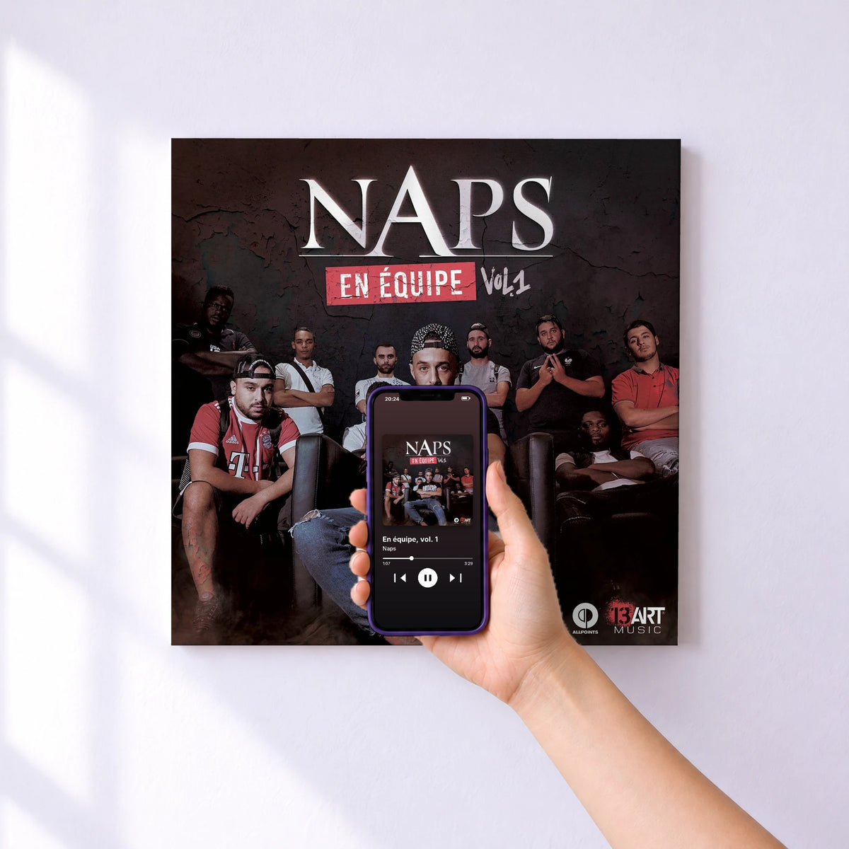 Affiche connectée En équipe, vol. 1 de Naps au mur : l'album se lance en approchant le téléphone