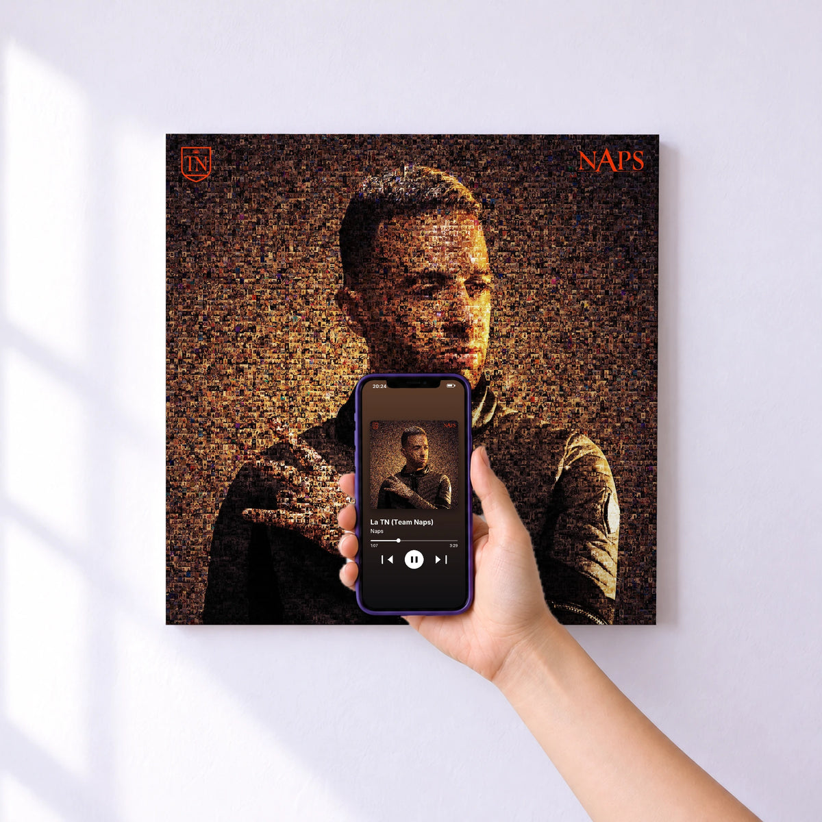 Affiche connectée La TN (Team Naps) de Naps au mur : l'album se lance en approchant le téléphone