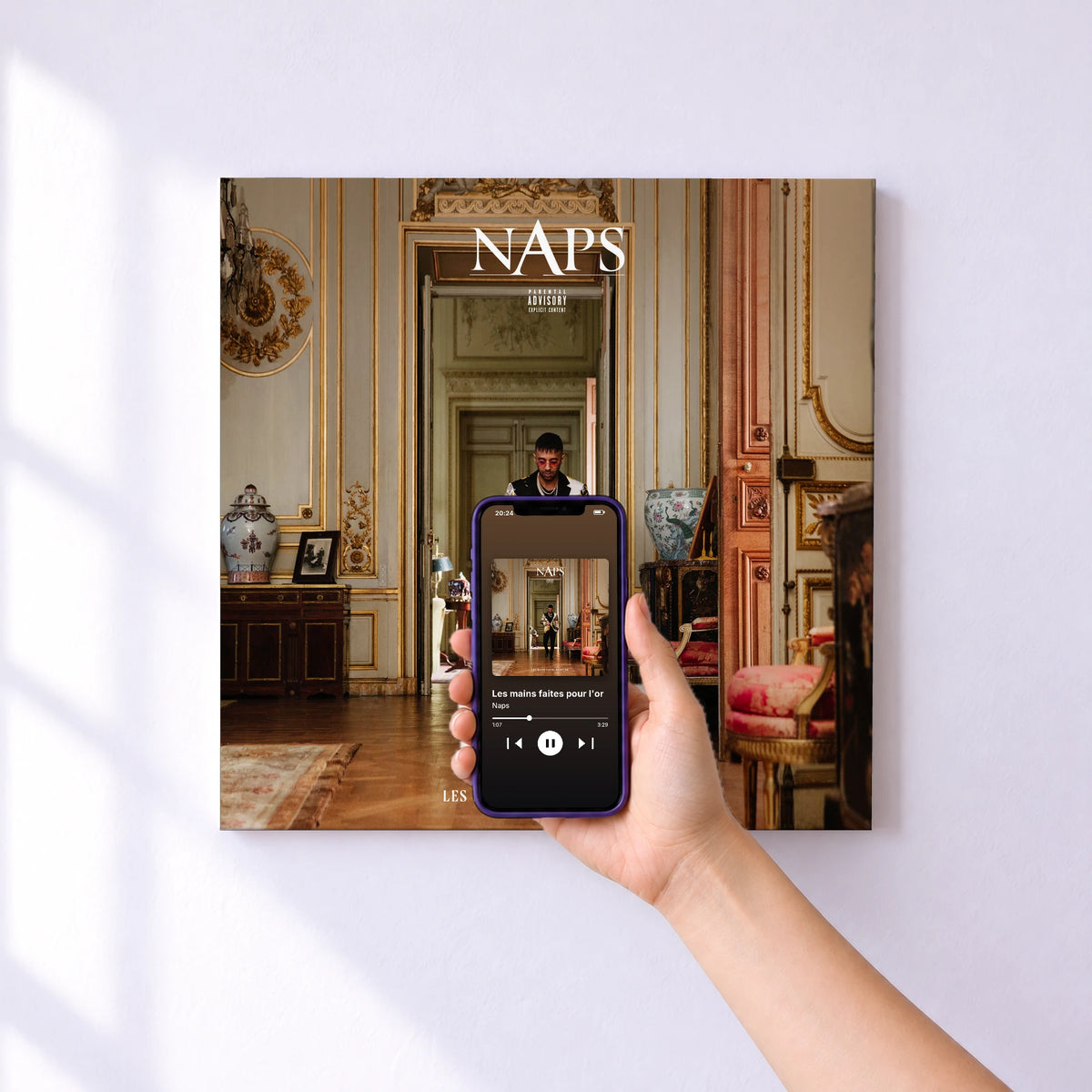 Affiche connectée Les mains faites pour l'or de Naps au mur : l'album se lance en approchant le téléphone