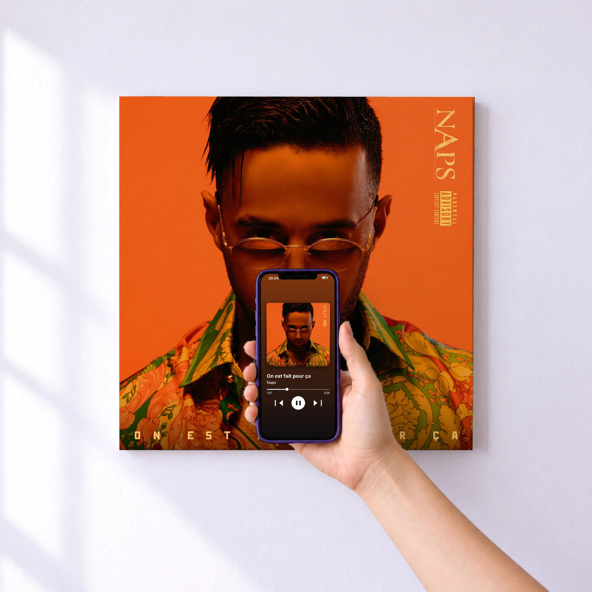 Affiche connectée On est fait pour ça de Naps au mur : l'album se lance en approchant le téléphone