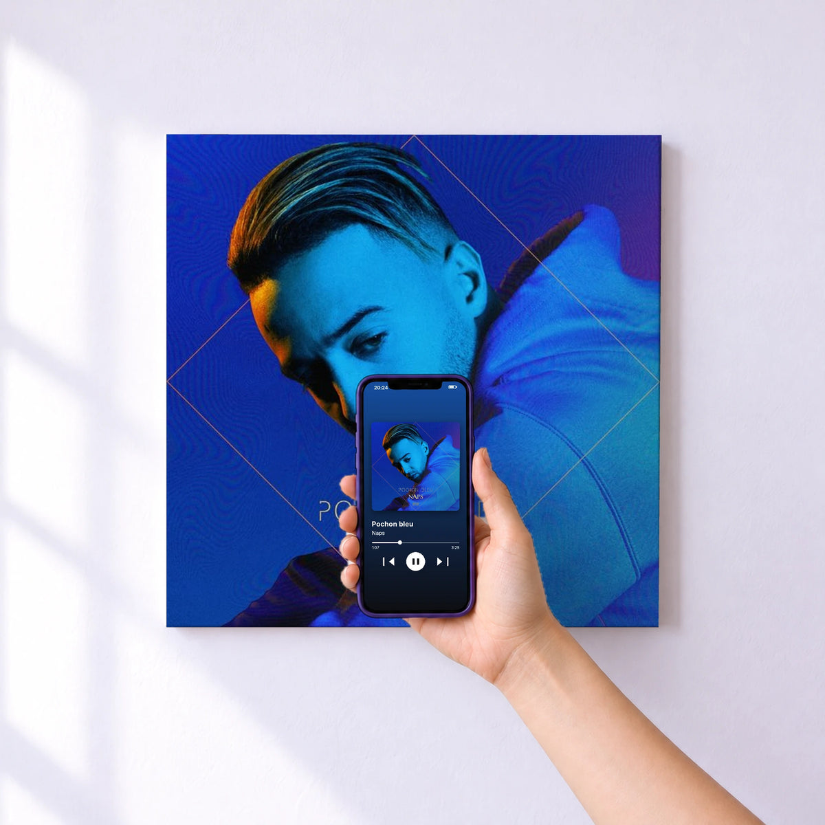 Affiche connectée Pochon bleu de Naps au mur : l'album se lance en approchant le téléphone