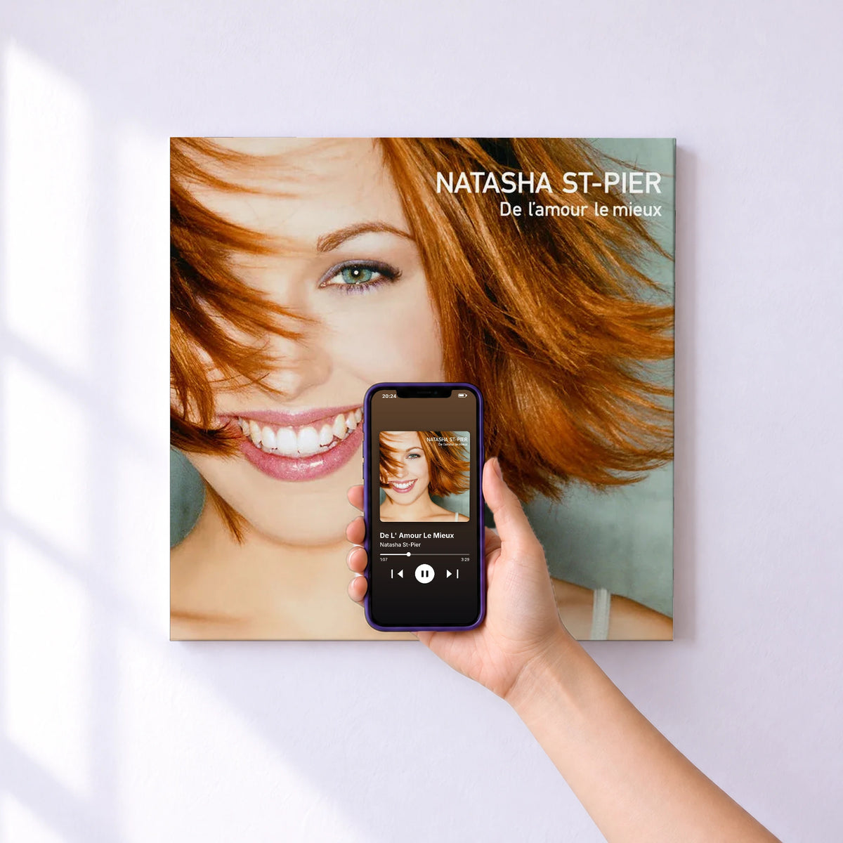 Affiche connectée De L' Amour Le Mieux de Natasha St-Pier au mur : l'album se lance en approchant le téléphone