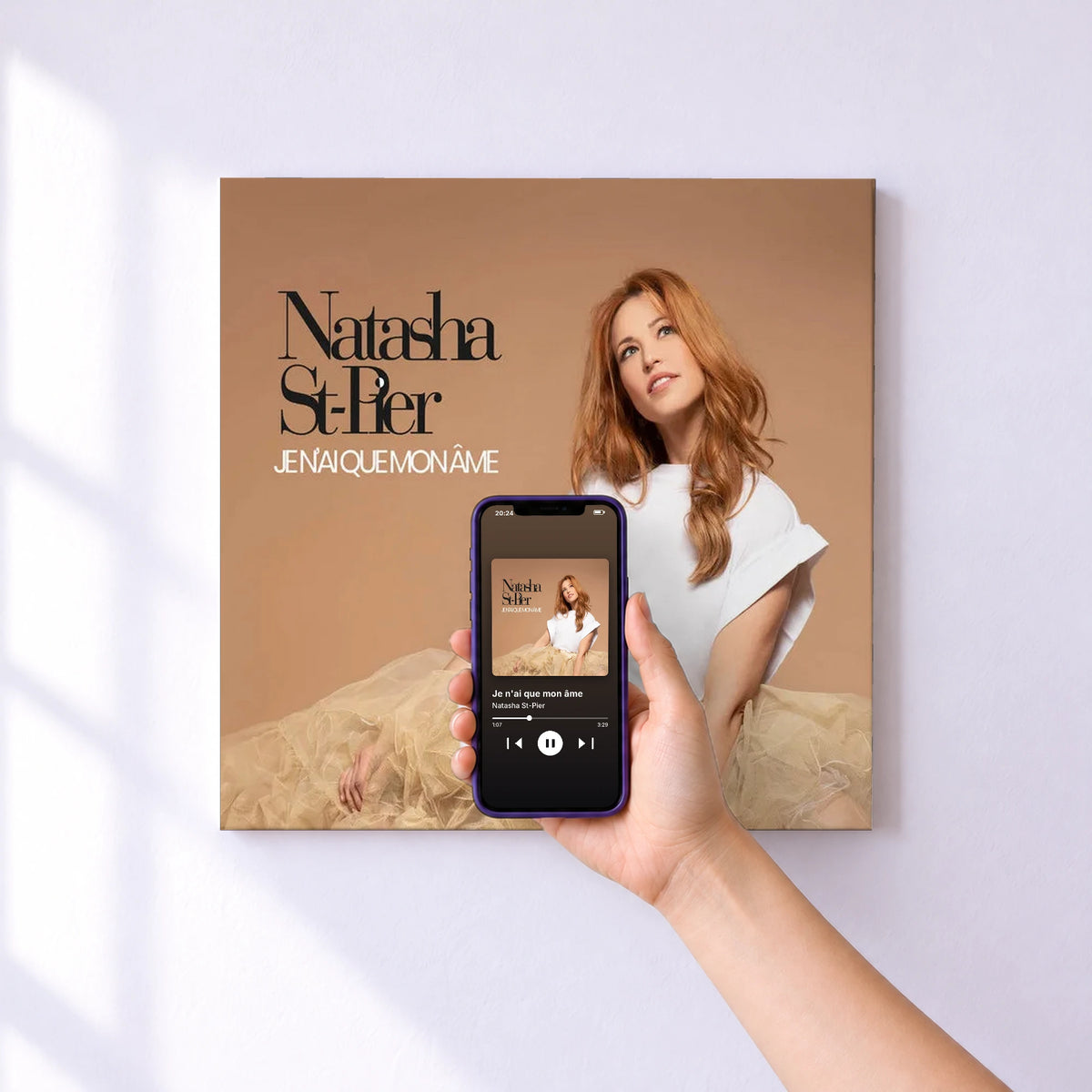 Affiche connectée Je n'ai que mon âme de Natasha St-Pier au mur : l'album se lance en approchant le téléphone