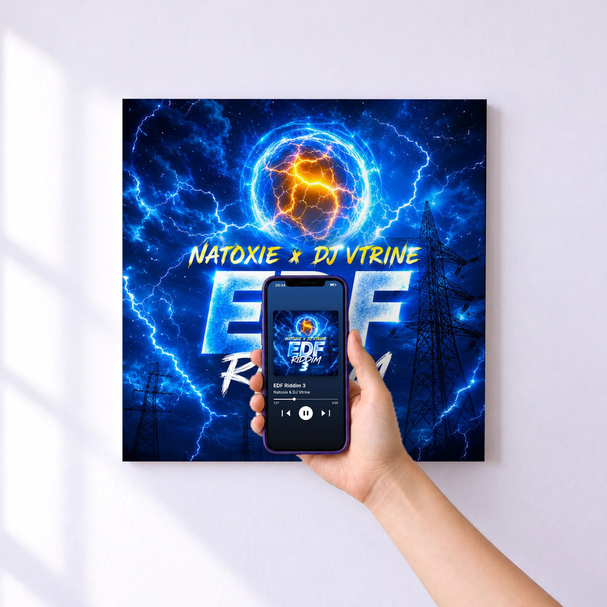 Affiche connectée EDF Riddim 3 de Natoxie & DJ Vtrine au mur : l'album se lance en approchant le téléphone