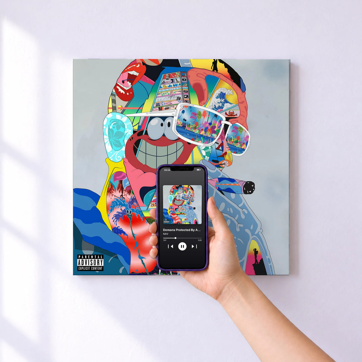 Affiche connectée Demons Protected By Angels de NAV au mur : l'album se lance en approchant le téléphone