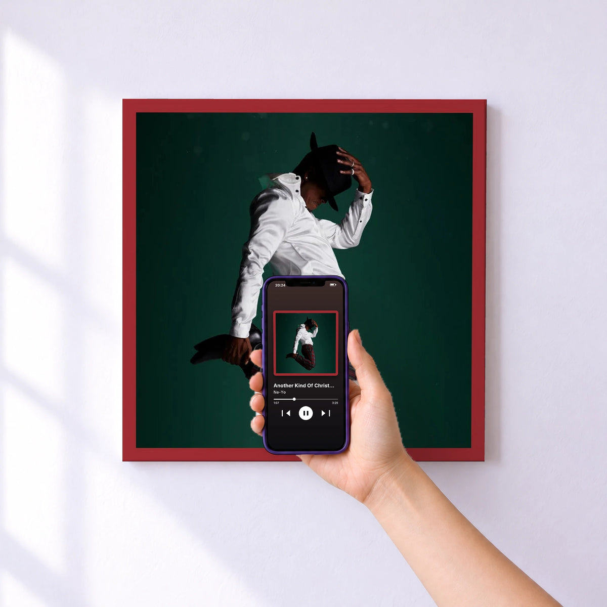 Affiche connectée Another Kind Of Christmas (Deluxe Edition) de Ne-Yo au mur : l'album se lance en approchant le téléphone
