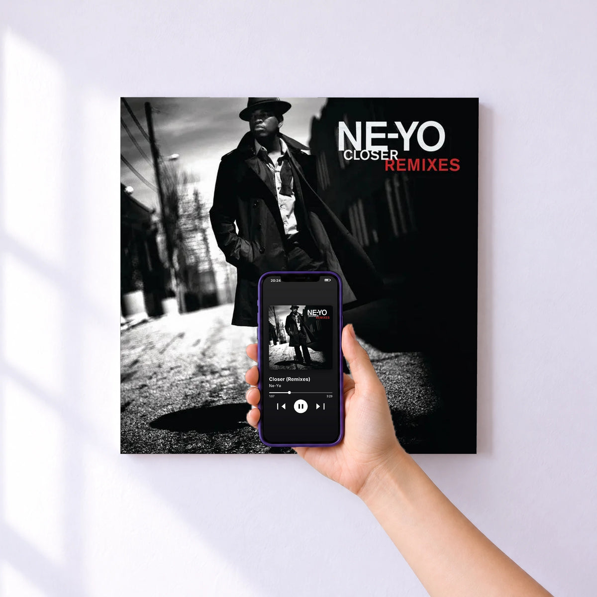 Affiche connectée Closer (Remixes) de Ne-Yo au mur : l'album se lance en approchant le téléphone
