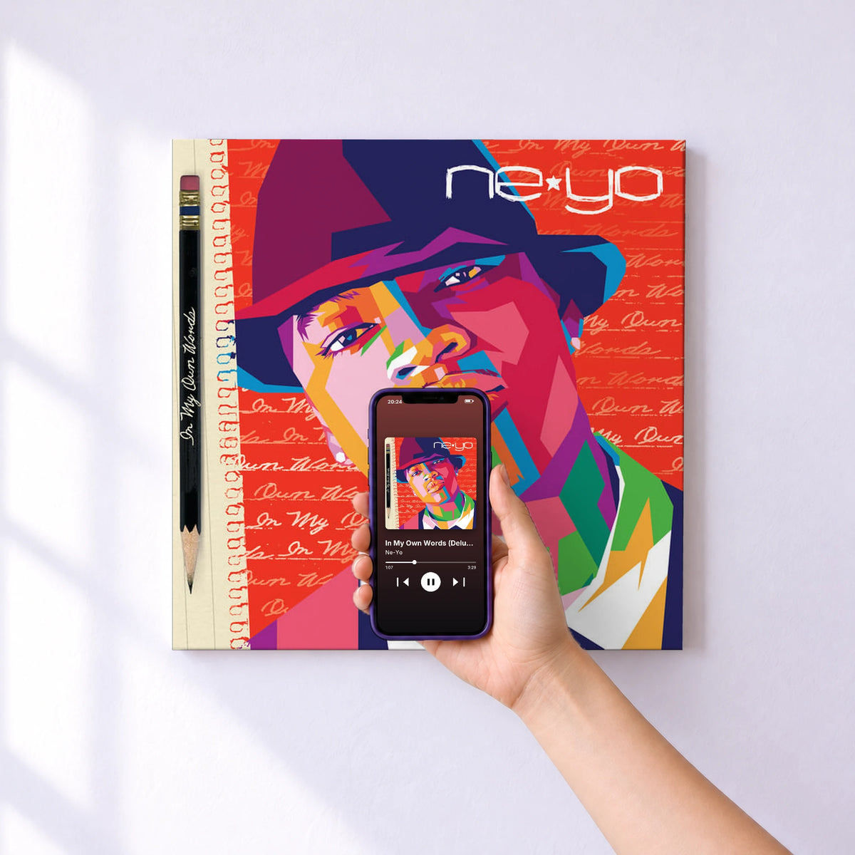 Affiche connectée In My Own Words (Deluxe 15th Anniversary Edition) de Ne-Yo au mur : l'album se lance en approchant le téléphone