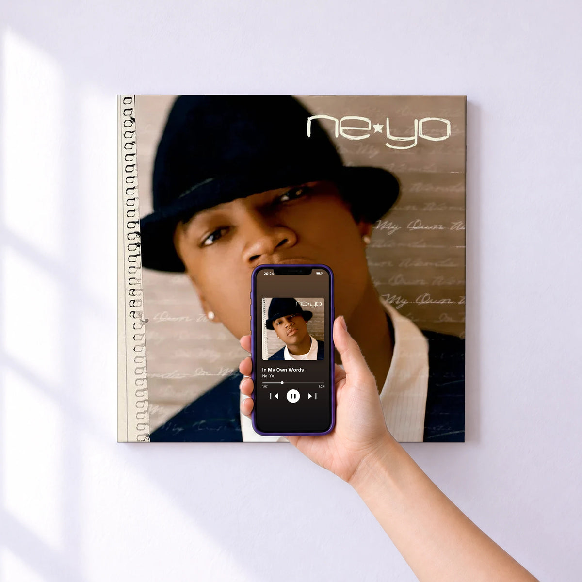 Affiche connectée In My Own Words de Ne-Yo au mur : l'album se lance en approchant le téléphone