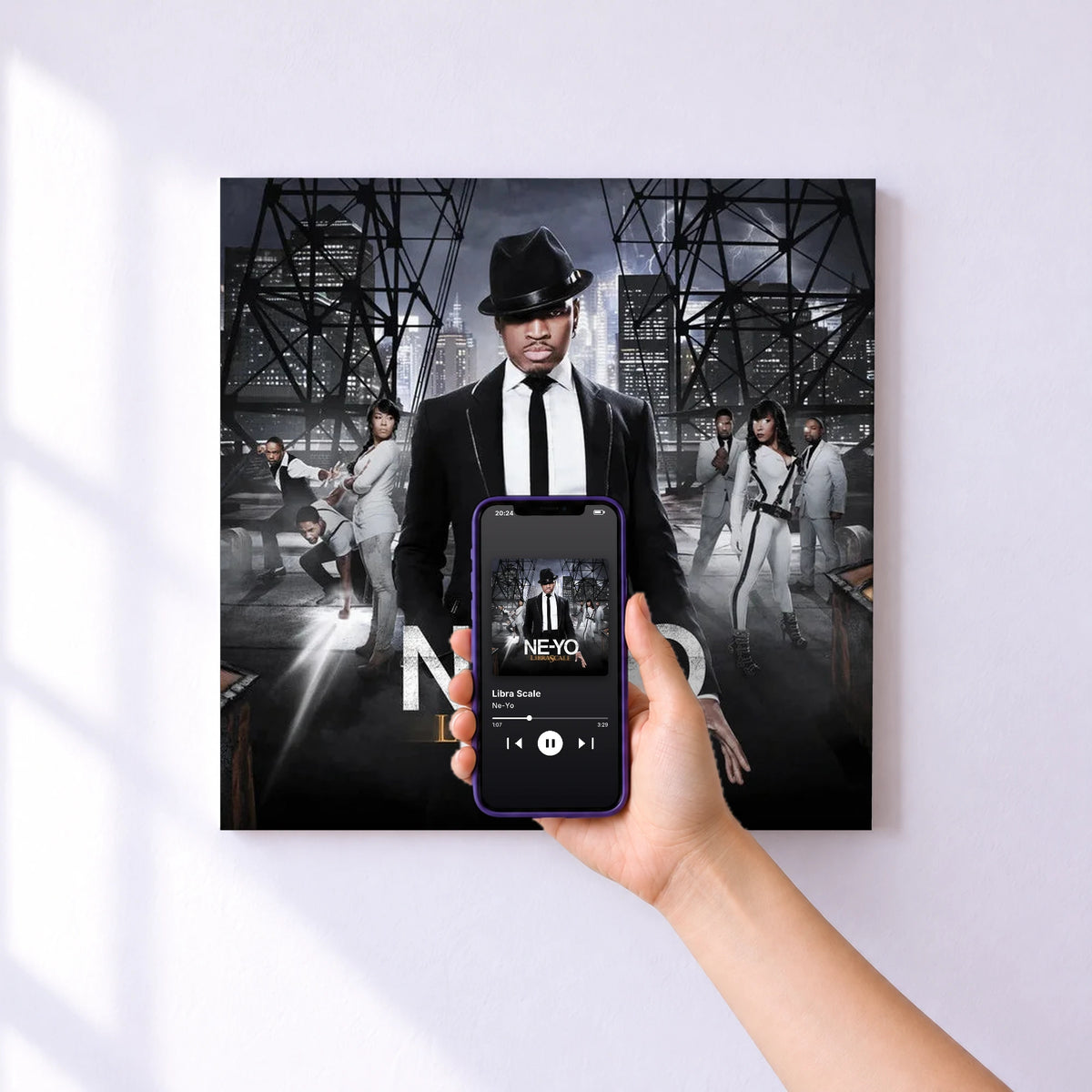 Affiche connectée Libra Scale de Ne-Yo au mur : l'album se lance en approchant le téléphone