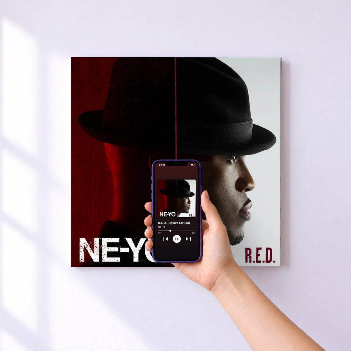 Affiche connectée R.E.D. (Deluxe Edition) de Ne-Yo au mur : l'album se lance en approchant le téléphone