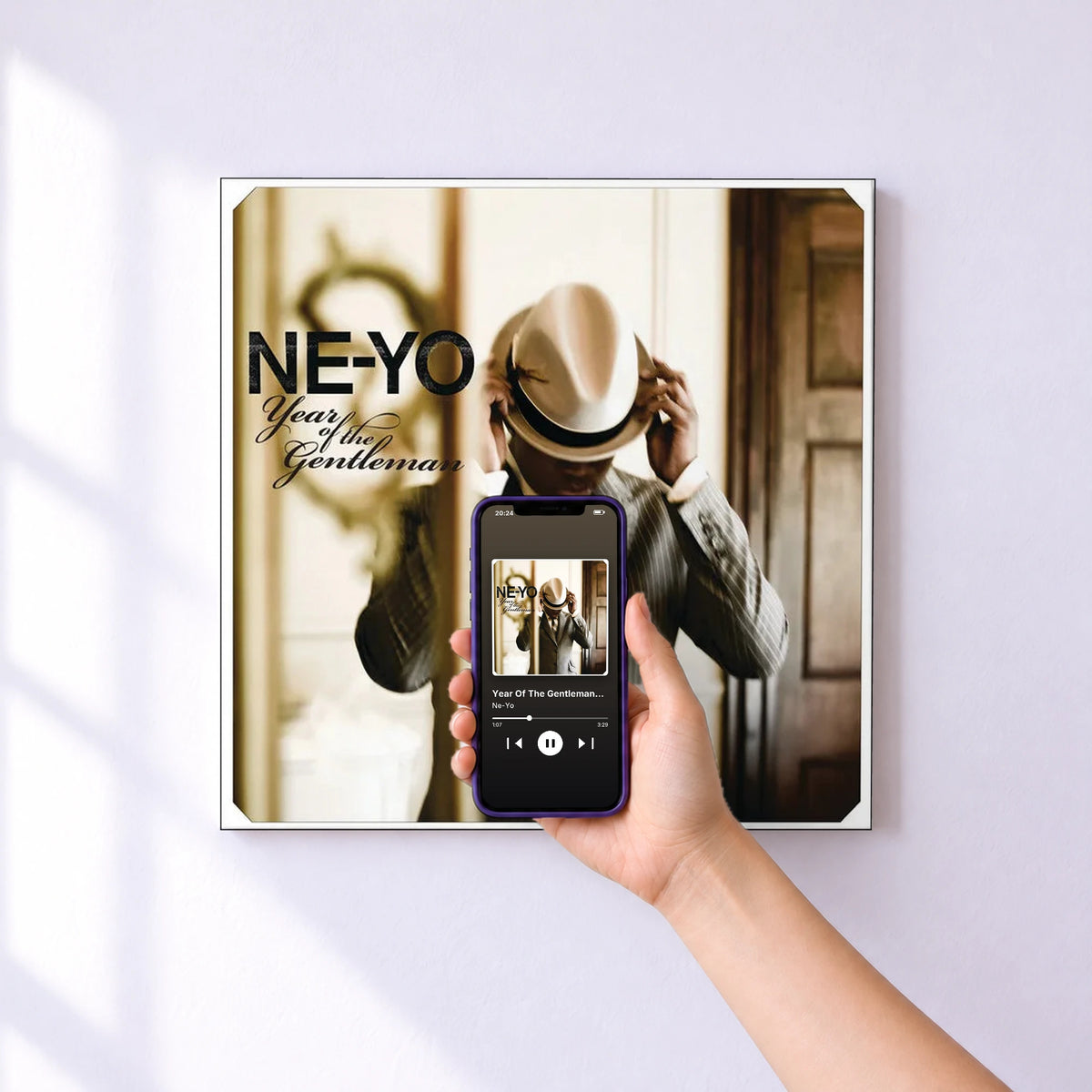Affiche connectée Year Of The Gentleman (Bonus Track Edition) de Ne-Yo au mur : l'album se lance en approchant le téléphone