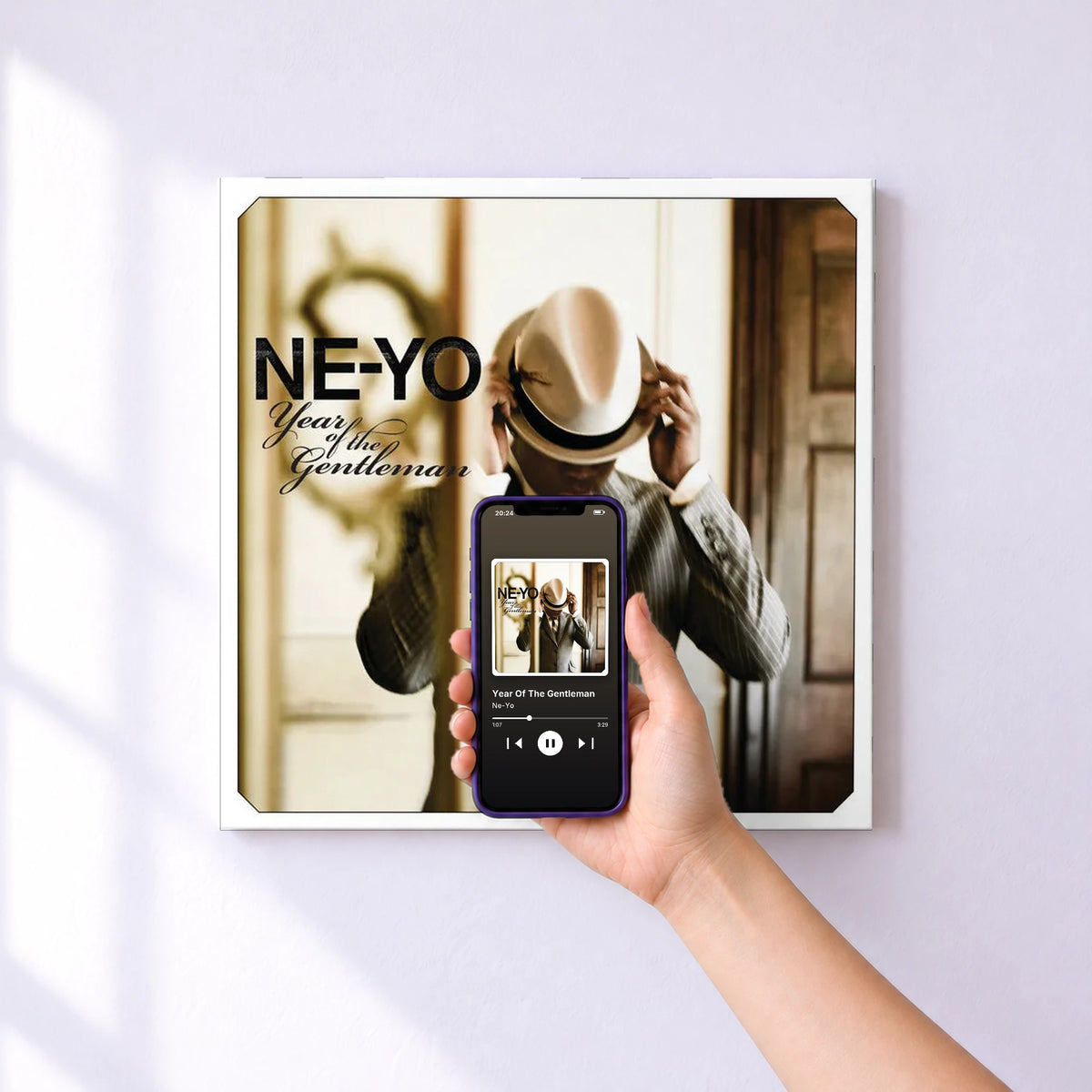 Affiche connectée Year Of The Gentleman de Ne-Yo au mur : l'album se lance en approchant le téléphone