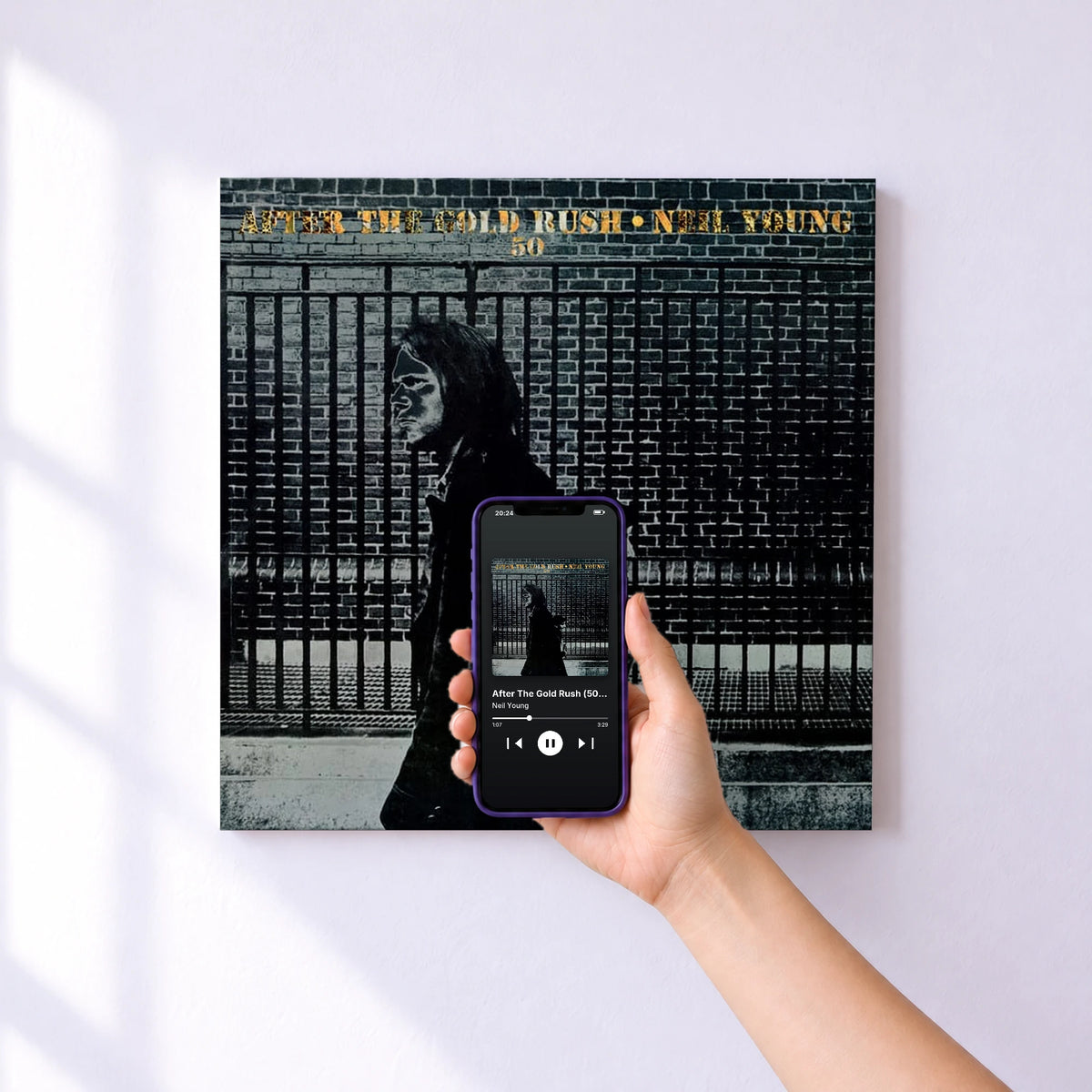 Affiche connectée After The Gold Rush (50th Anniversary) de Neil Young au mur : l'album se lance en approchant le téléphone