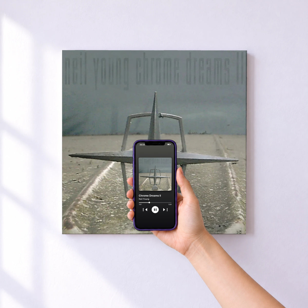 Affiche connectée Chrome Dreams II de Neil Young au mur : l'album se lance en approchant le téléphone