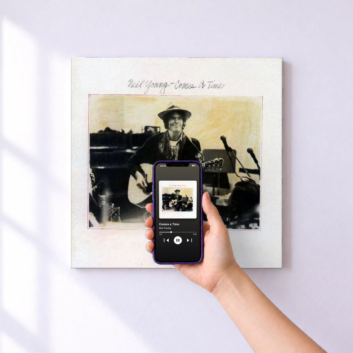 Affiche connectée Comes a Time de Neil Young au mur : l'album se lance en approchant le téléphone