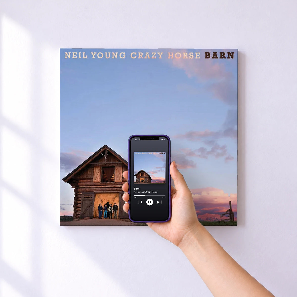 Affiche connectée Barn de Neil Young & Crazy Horse au mur : l'album se lance en approchant le téléphone