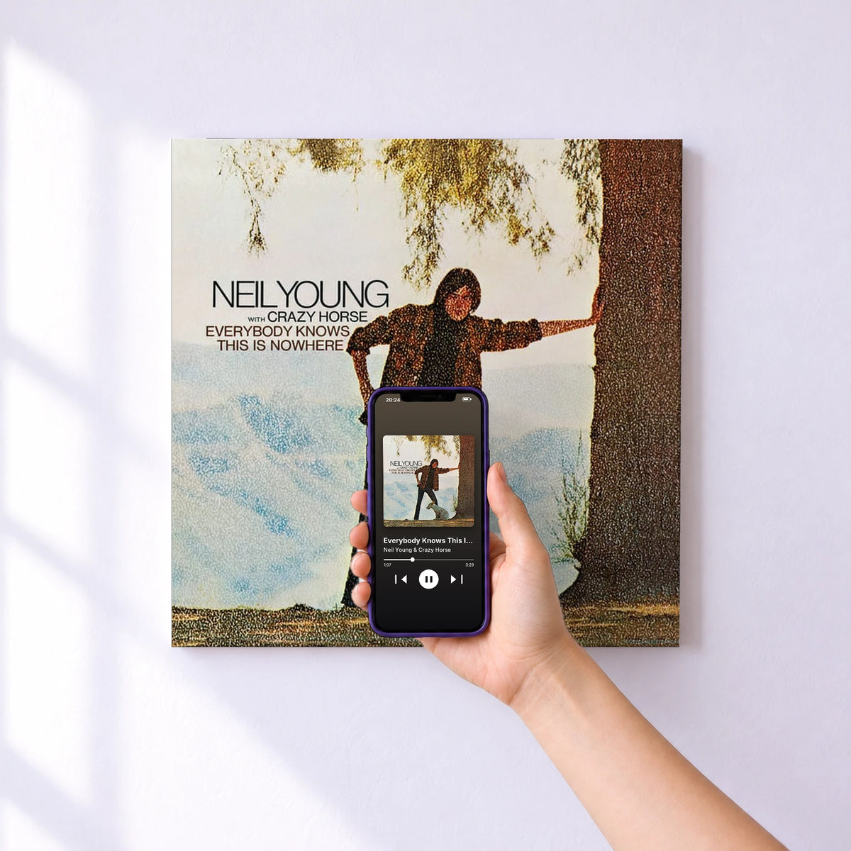Affiche connectée Everybody Knows This Is Nowhere de Neil Young & Crazy Horse au mur : l'album se lance en approchant le téléphone