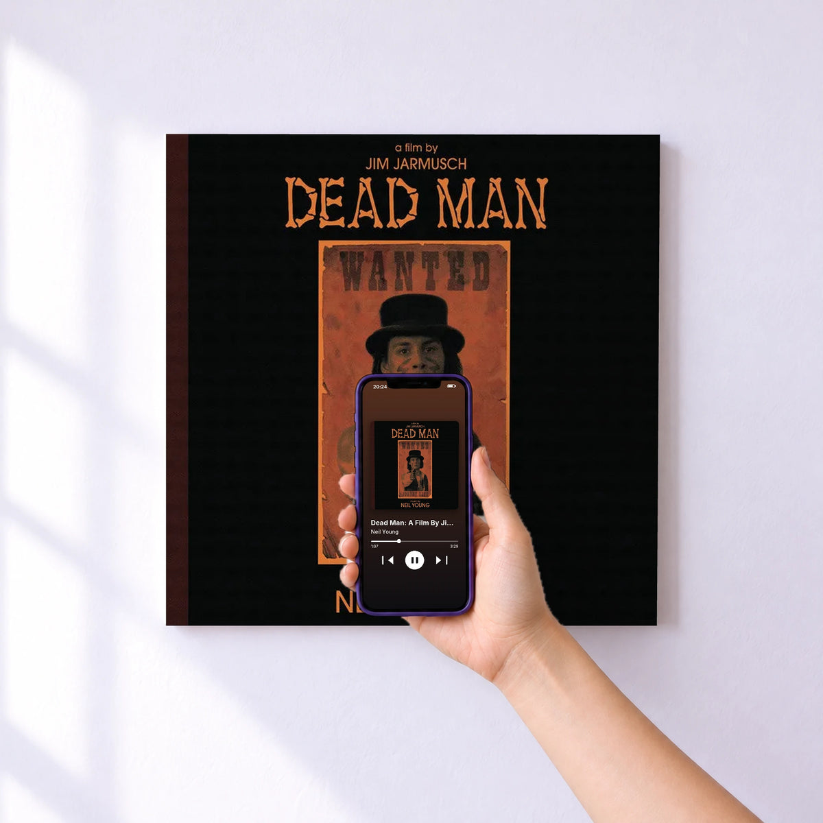 Affiche connectée Dead Man: A Film By Jim Jarmusch (Music From And Inspired By The Motion Picture) de Neil Young au mur : l'album se lance en approchant le téléphone