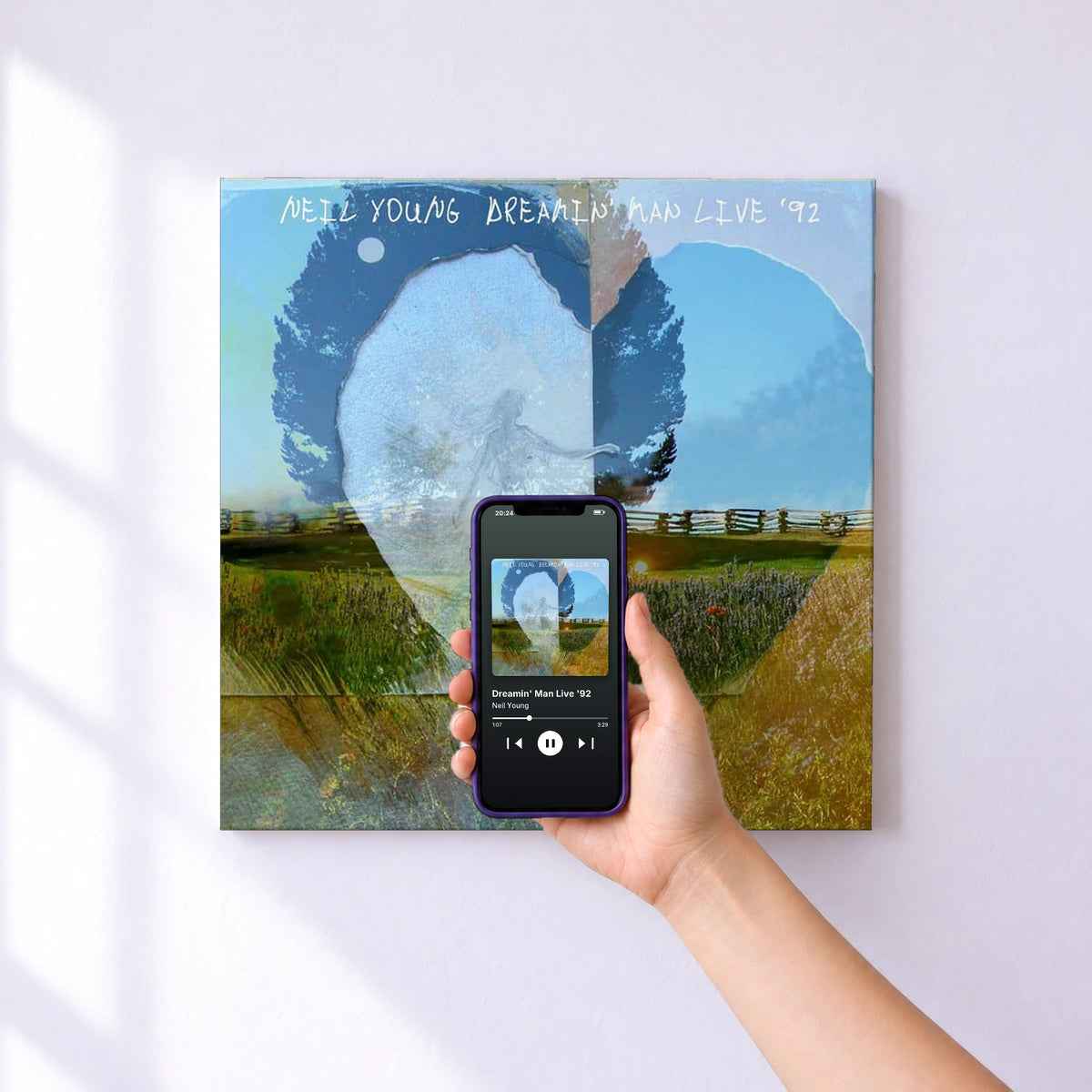 Affiche connectée Dreamin' Man Live '92 de Neil Young au mur : l'album se lance en approchant le téléphone