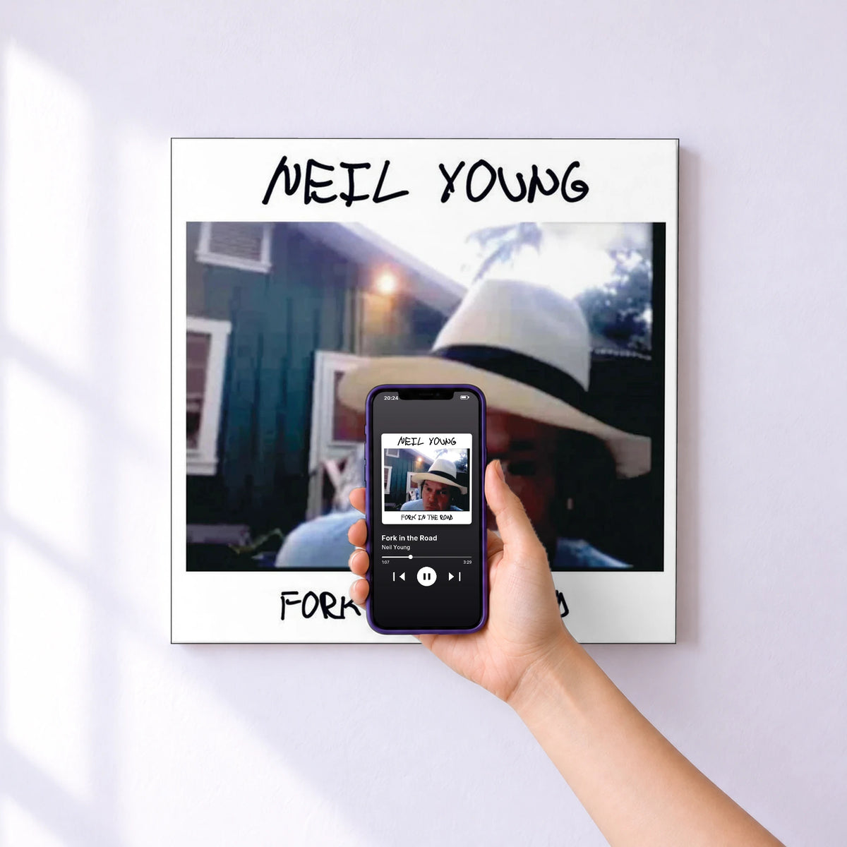 Affiche connectée Fork in the Road de Neil Young au mur : l'album se lance en approchant le téléphone