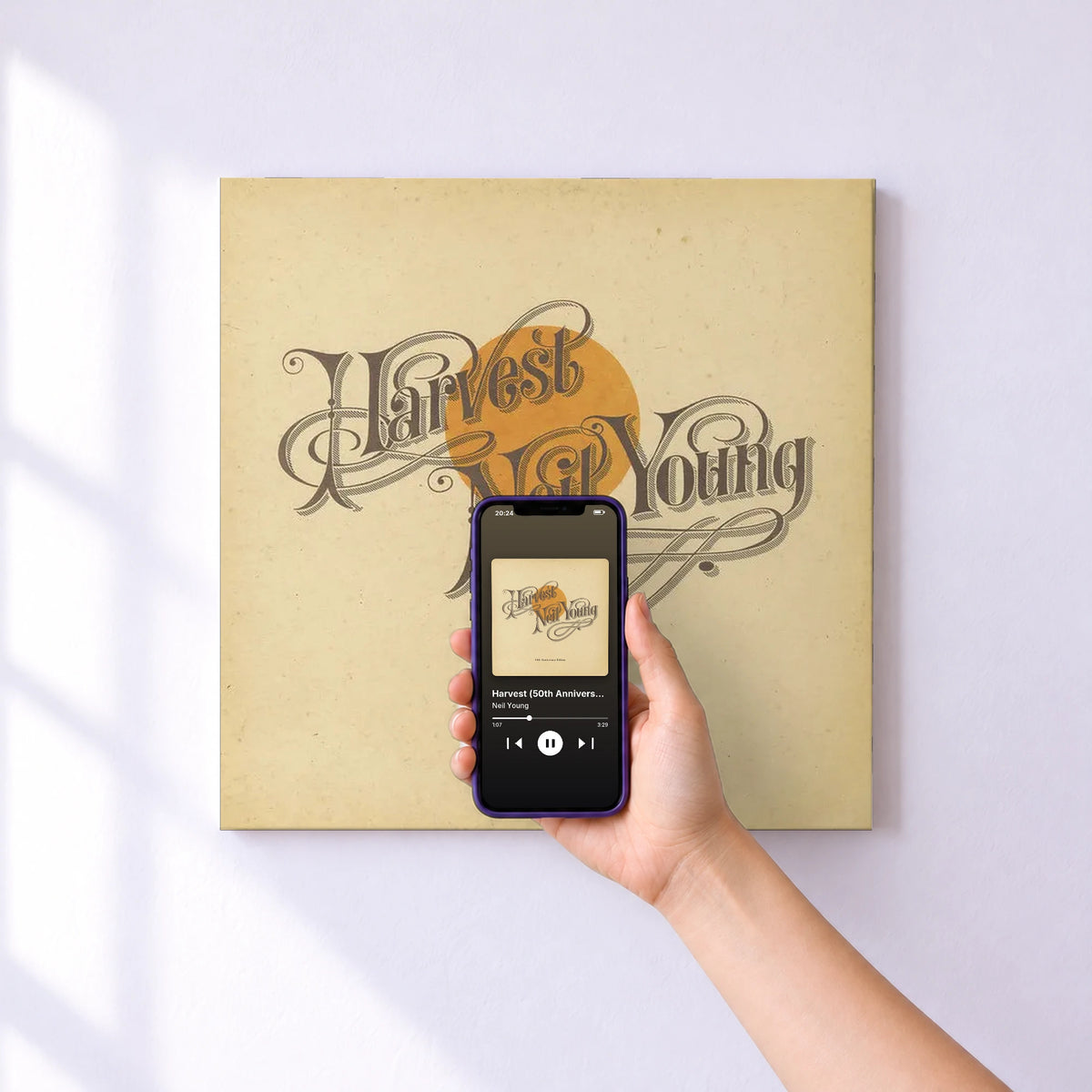 Affiche connectée Harvest (50th Anniversary Edition) de Neil Young au mur : l'album se lance en approchant le téléphone