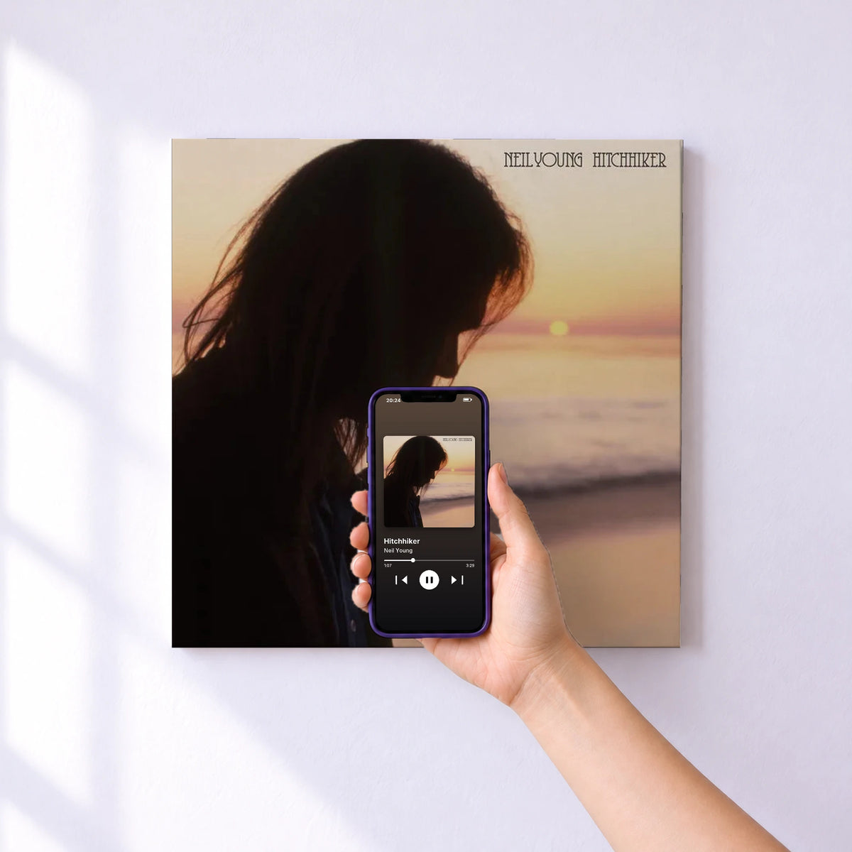Affiche connectée Hitchhiker de Neil Young au mur : l'album se lance en approchant le téléphone