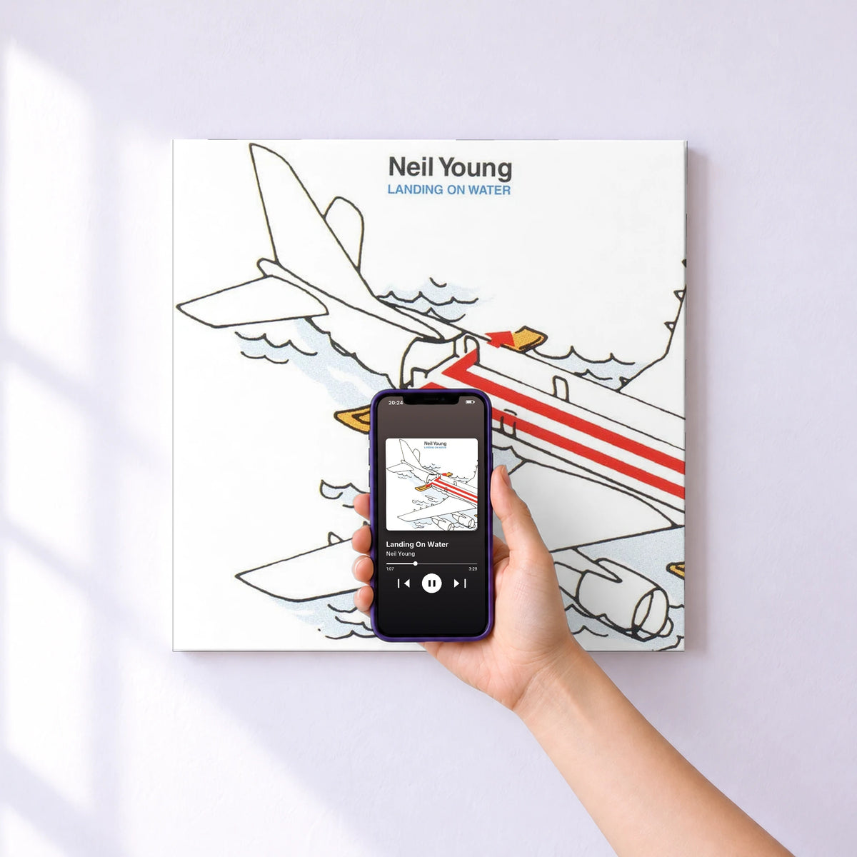Affiche connectée Landing On Water de Neil Young au mur : l'album se lance en approchant le téléphone